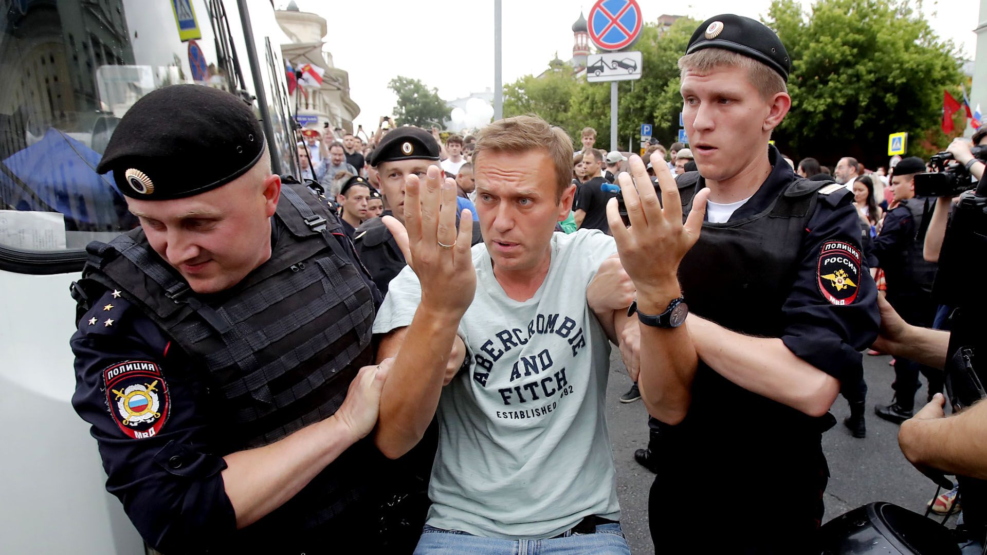 La policía deteniendo al líder de la oposición rusa Alexei Navalny.(REUTERS/Maxim Shemetov)