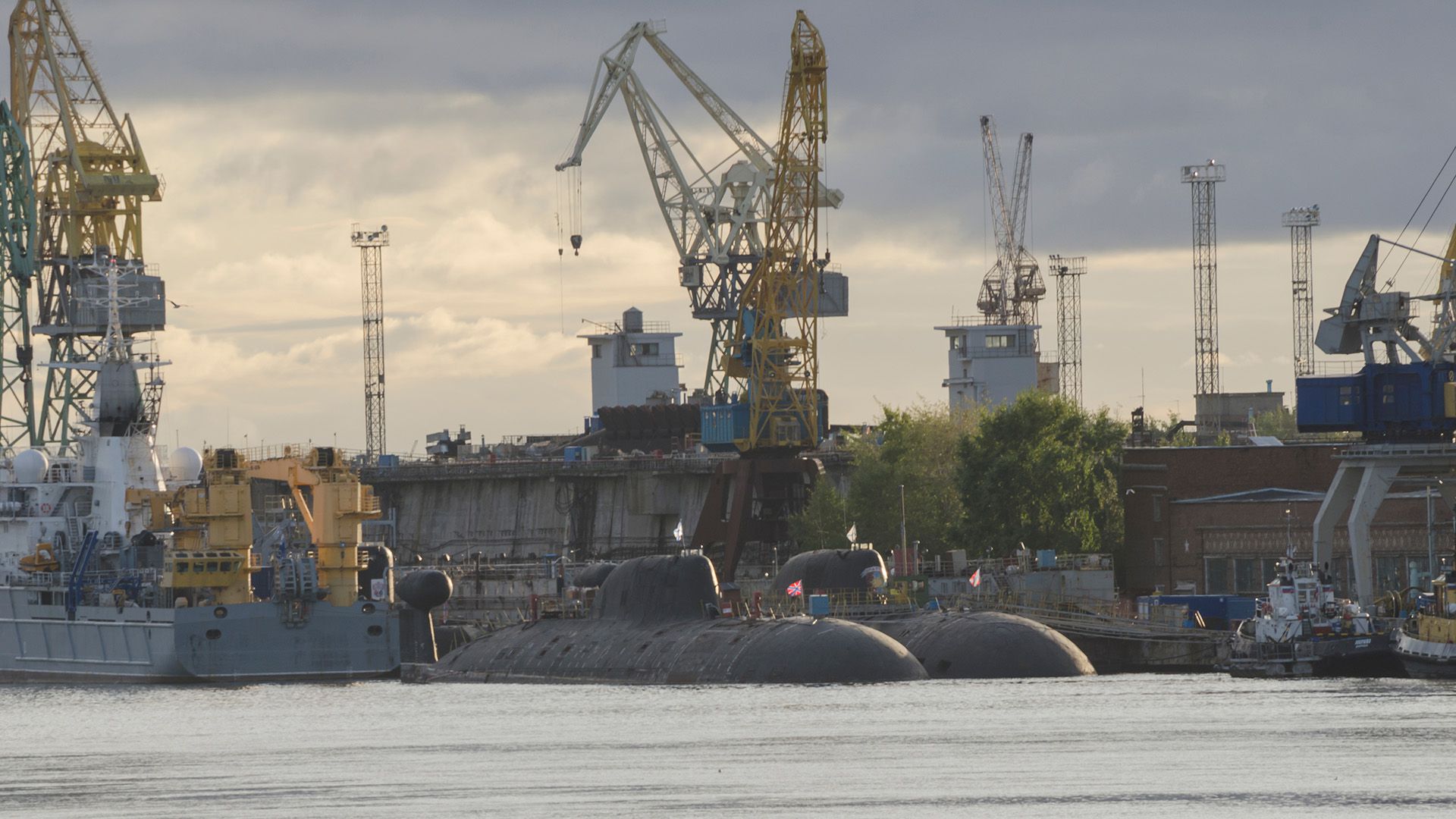 Una foto de archivo de la base naval de Severodvinsk, con dos submarinos de propulsión nuclear clase Akula en el centro (Shutterstock)