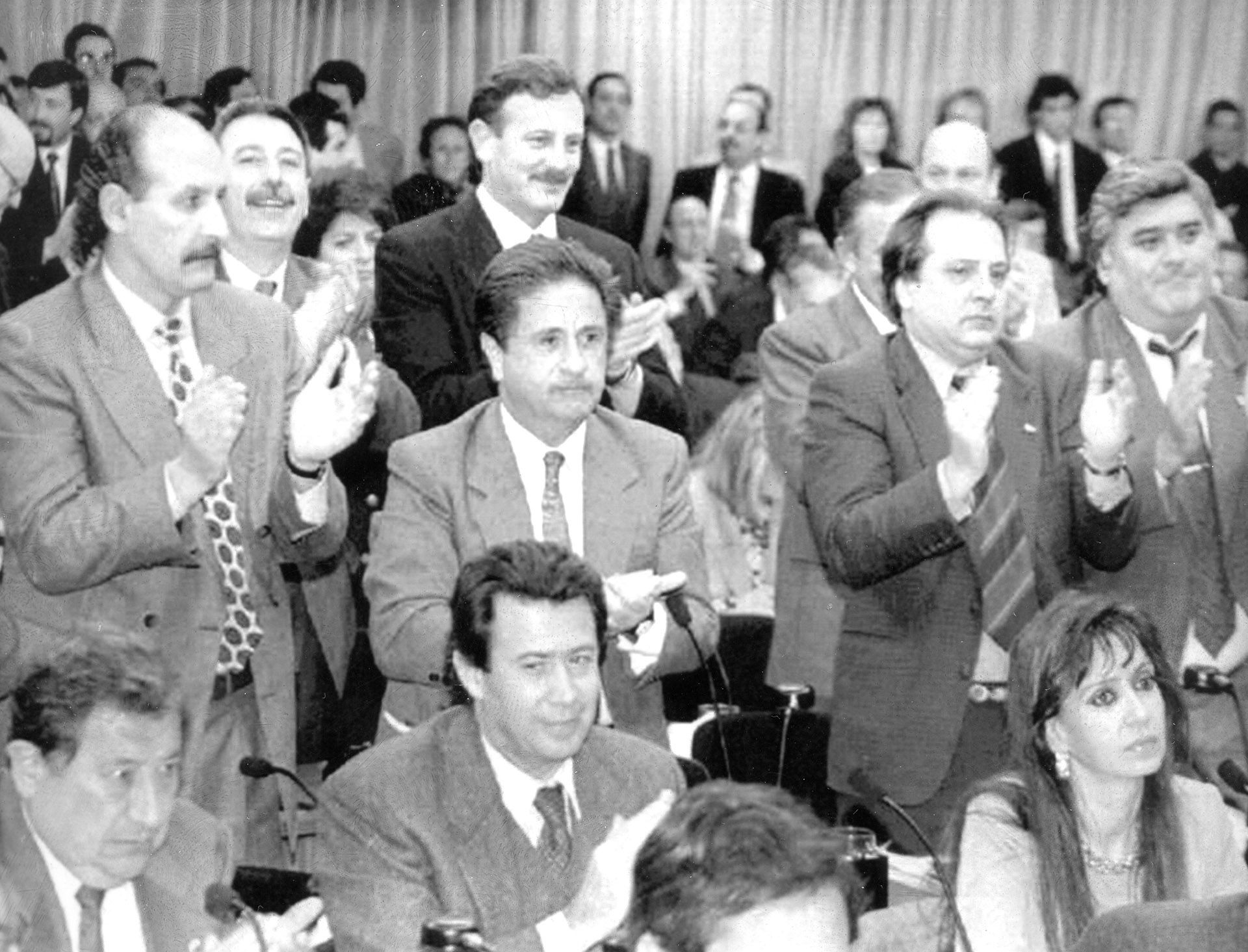 De pie a la izquierda, Jorge Yoma, a su lado , Eduardo Duhalde. Sentados: Oraldo Britos, Augusto Alasino y Cristina Fernández de Kirchner