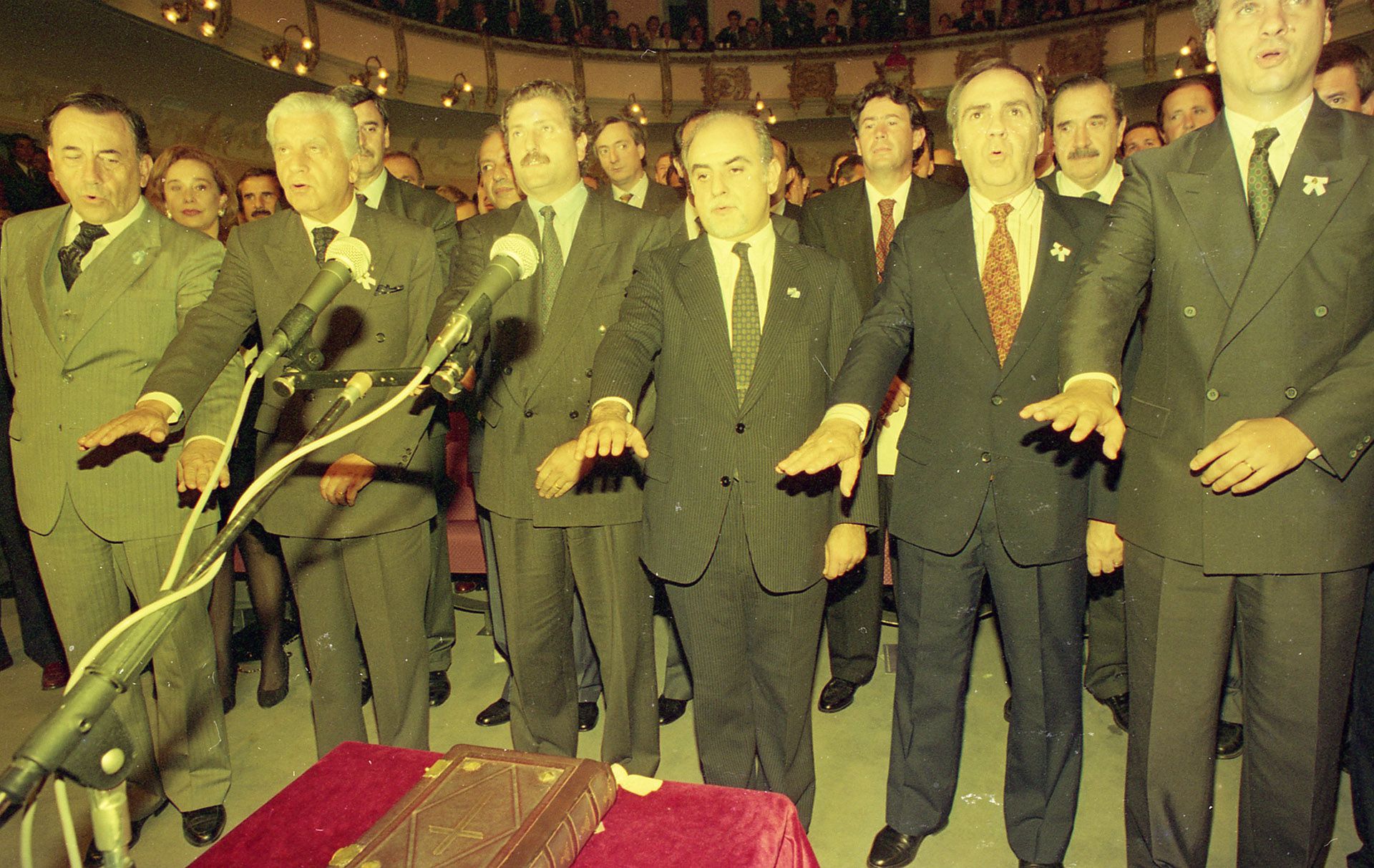 Santa Fe: Finalización de la Asamblea Constituyente. Políticos Jurando. Al centro, Rodolfo Barra. A la izquierda Carlos Grosso y Antonio Cafiero. A la derecha, Juan Pablo Cafiero