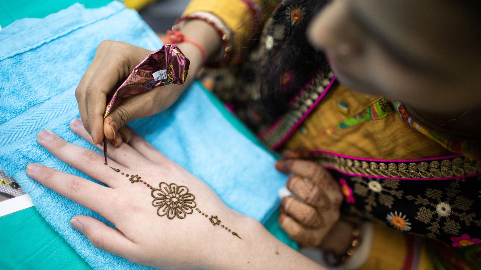 El taller de los tatuajes de henna de la India.