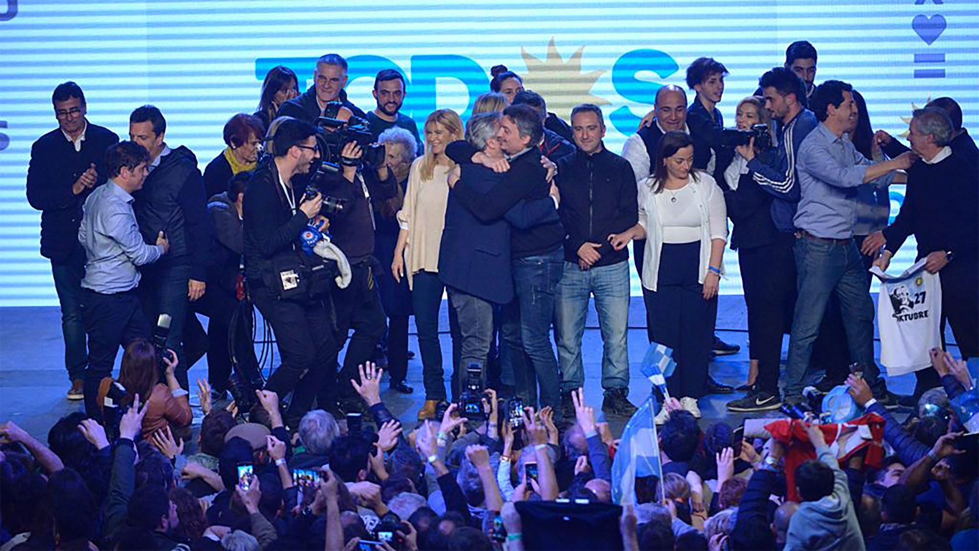 Alberto Fernández y Máximo Kirchner se fundieron en un abrazo tras el acto en el que celebraron el triunfo