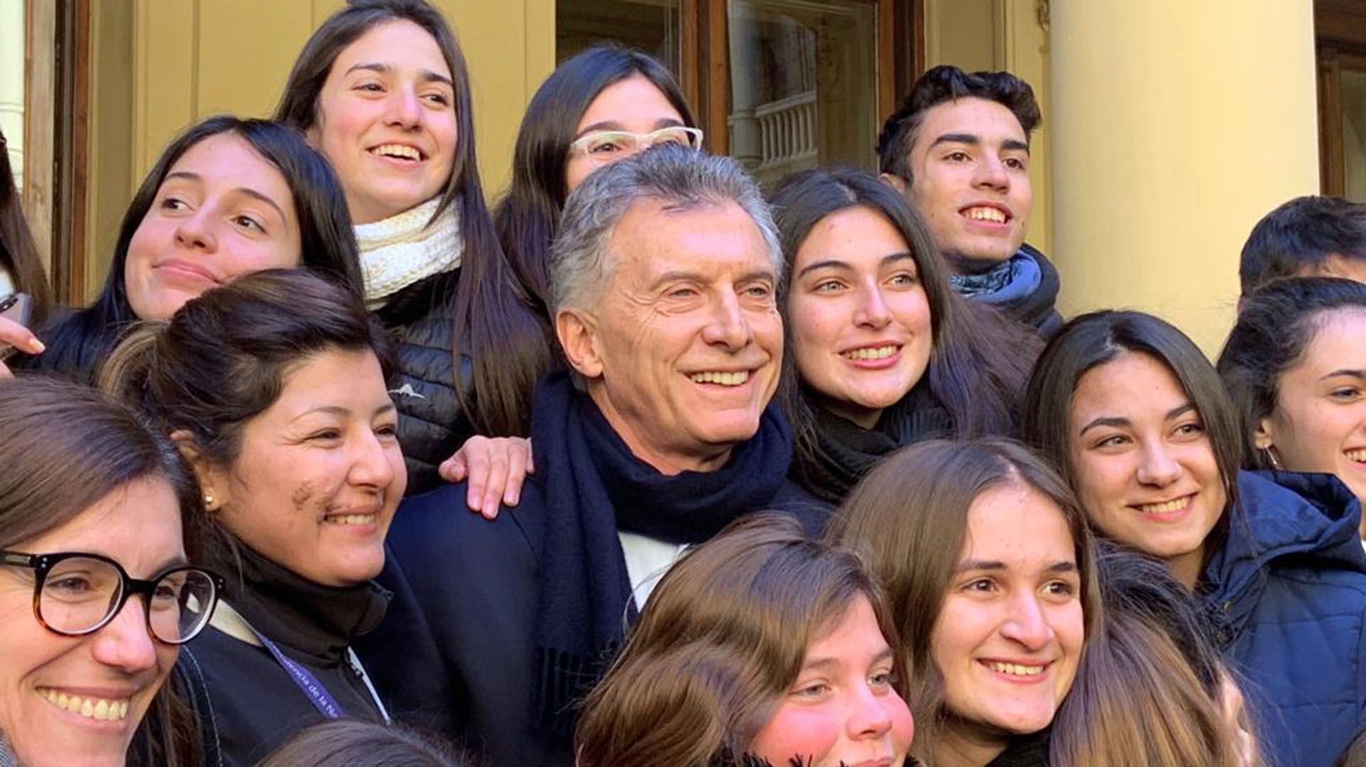 En medio de la crisis financiera, Mauricio Macri ingresó a la Casa Rosada y se sacó una foto con un grupo de estudiantes que estaban recorriendo la sede del gobierno.