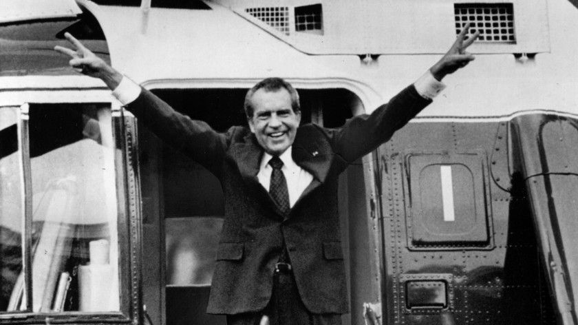Nixon, el 9 de agosto, tras su renuncia, abordó un helicóptero en la Casa Blanca. (AP)