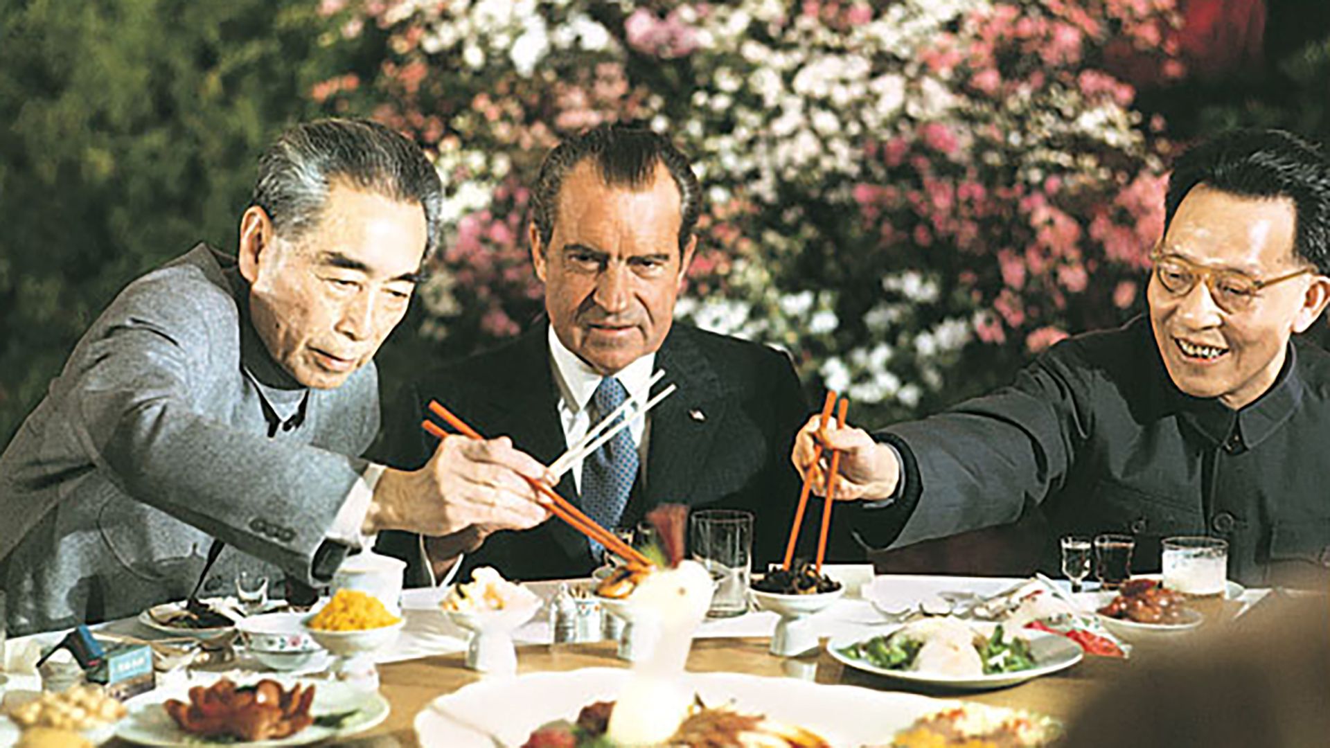 Richard Nixon con Zhou Enlai, primer ministro de China desde la revolución de 1949 hasta su muerte en 1976.