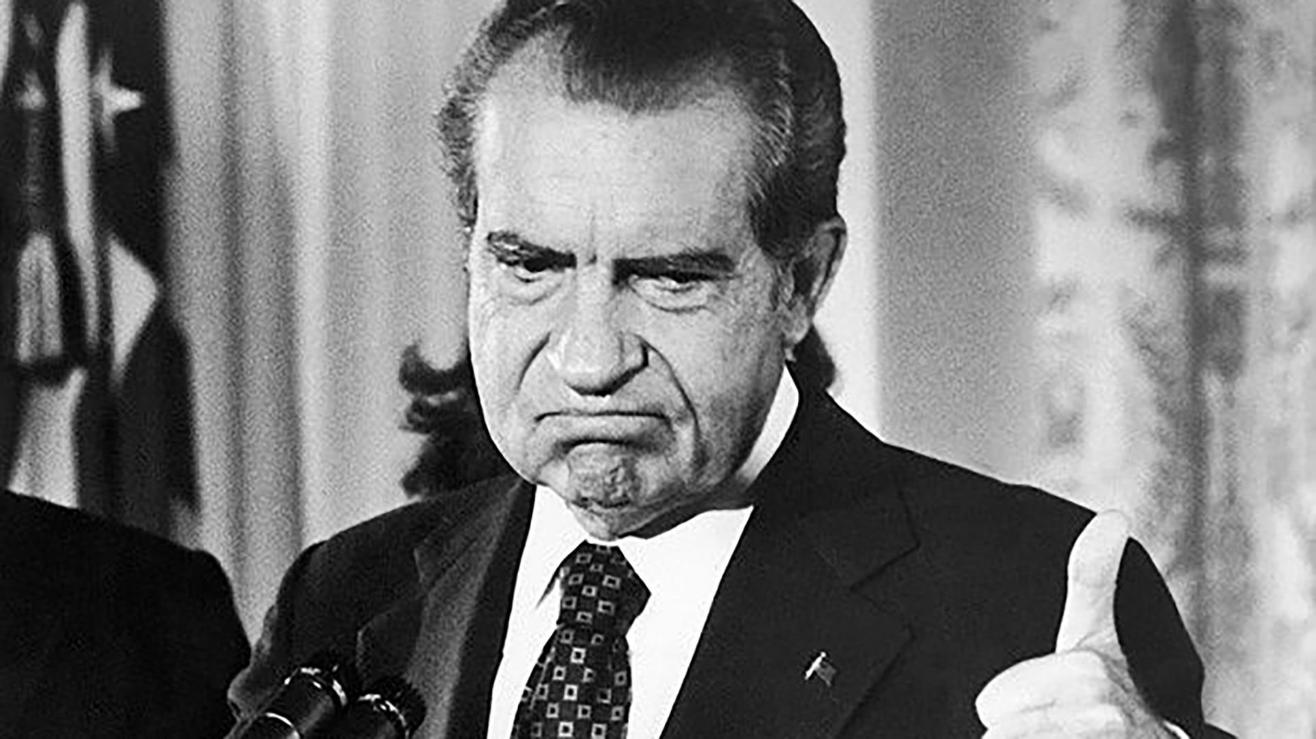 Richard Nixon renunció a la presidencia el 9 de agosto de 1974, cuando la Cámara de Representantes se disponía a iniciar su juicio político por el escándalo Watergate.