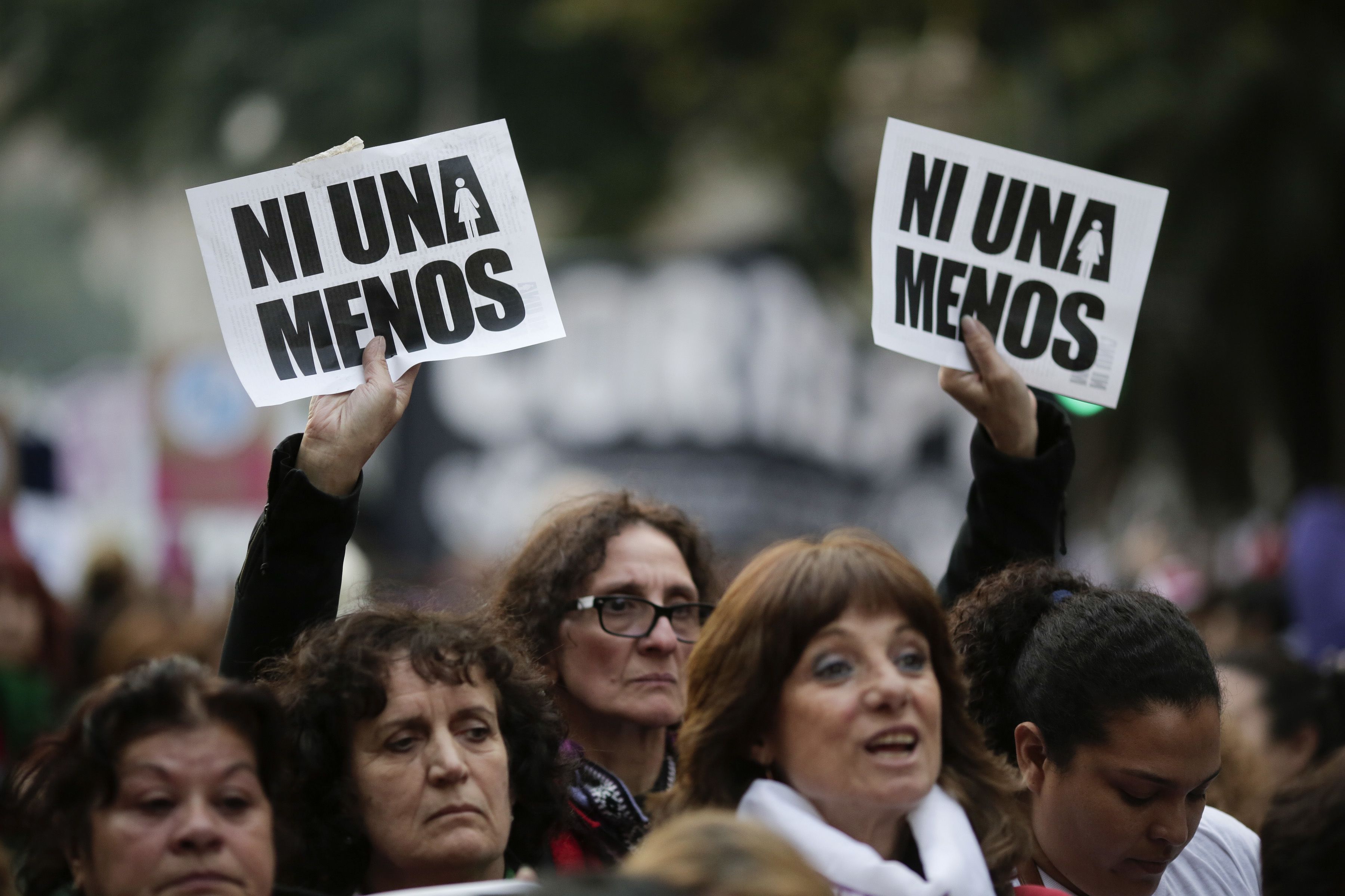 Mujeres participan en una multitudinaria marcha bajo la consigna “Ni una menos” a fin de reclamar medidas urgentes contra la violencia de género en Buenos Aires, Argentina, el viernes 3 de junio de 2016. (Foto AP / Victor R. Caivano)