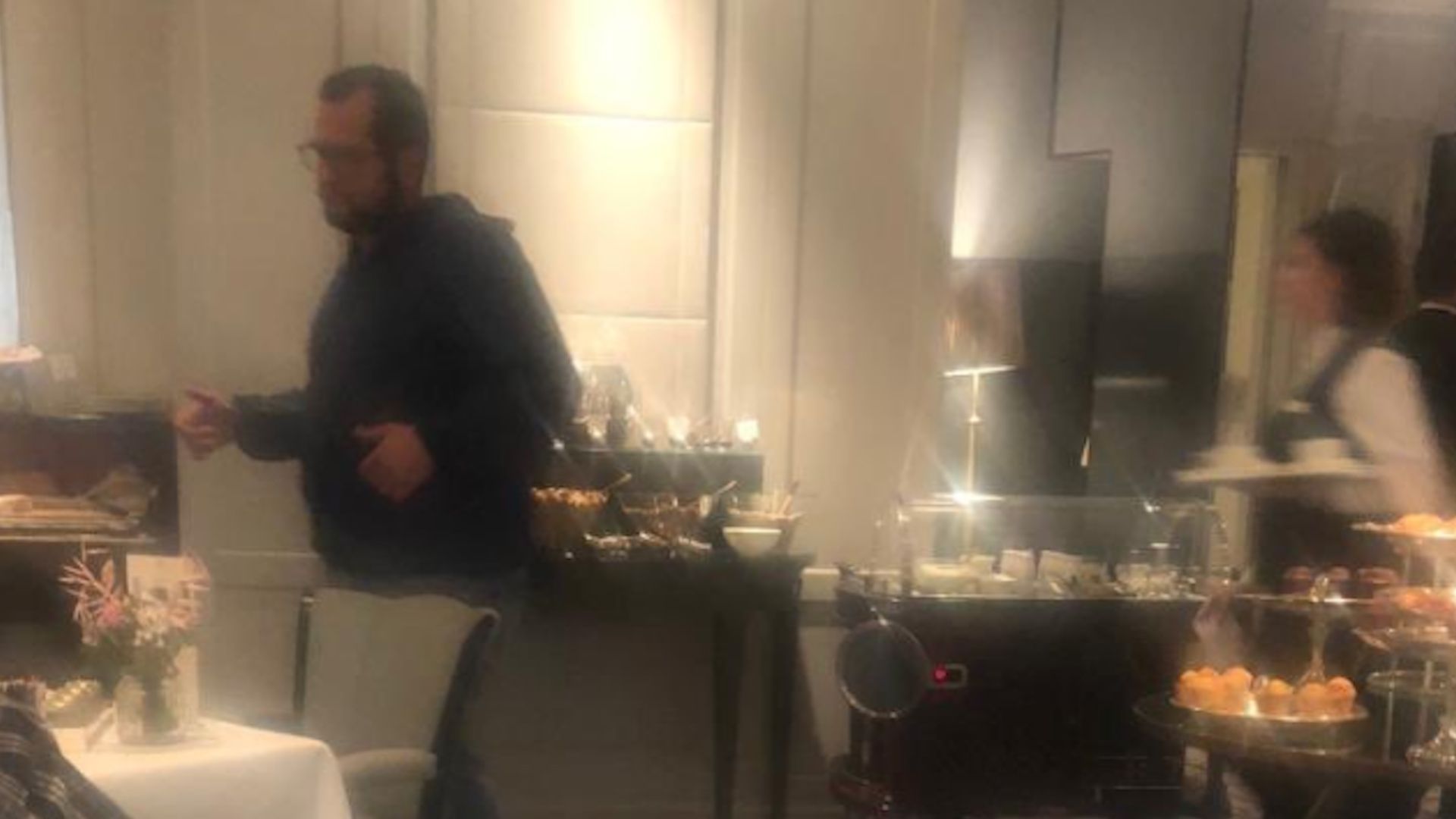 José Ramón estaba desayunando en el hotel de Madrid. (Foto: Especial)
