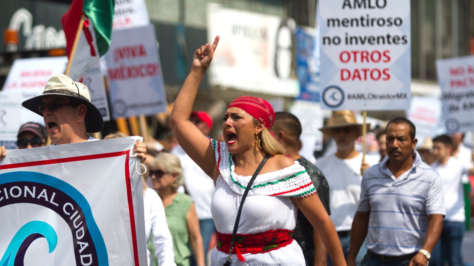 Una manifestante en Monterrey, vestida con motivos patrios por el festejo de la Independencia mexicana, marcha contra el gobierno de López Obrador (Foto: Cuartoscuro)