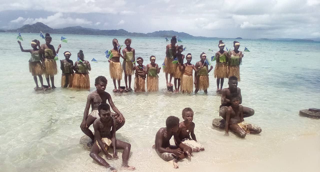 Estudiantes con atuendos tradicionales en las islas Salomón (PACIFIC/via REUTERS)