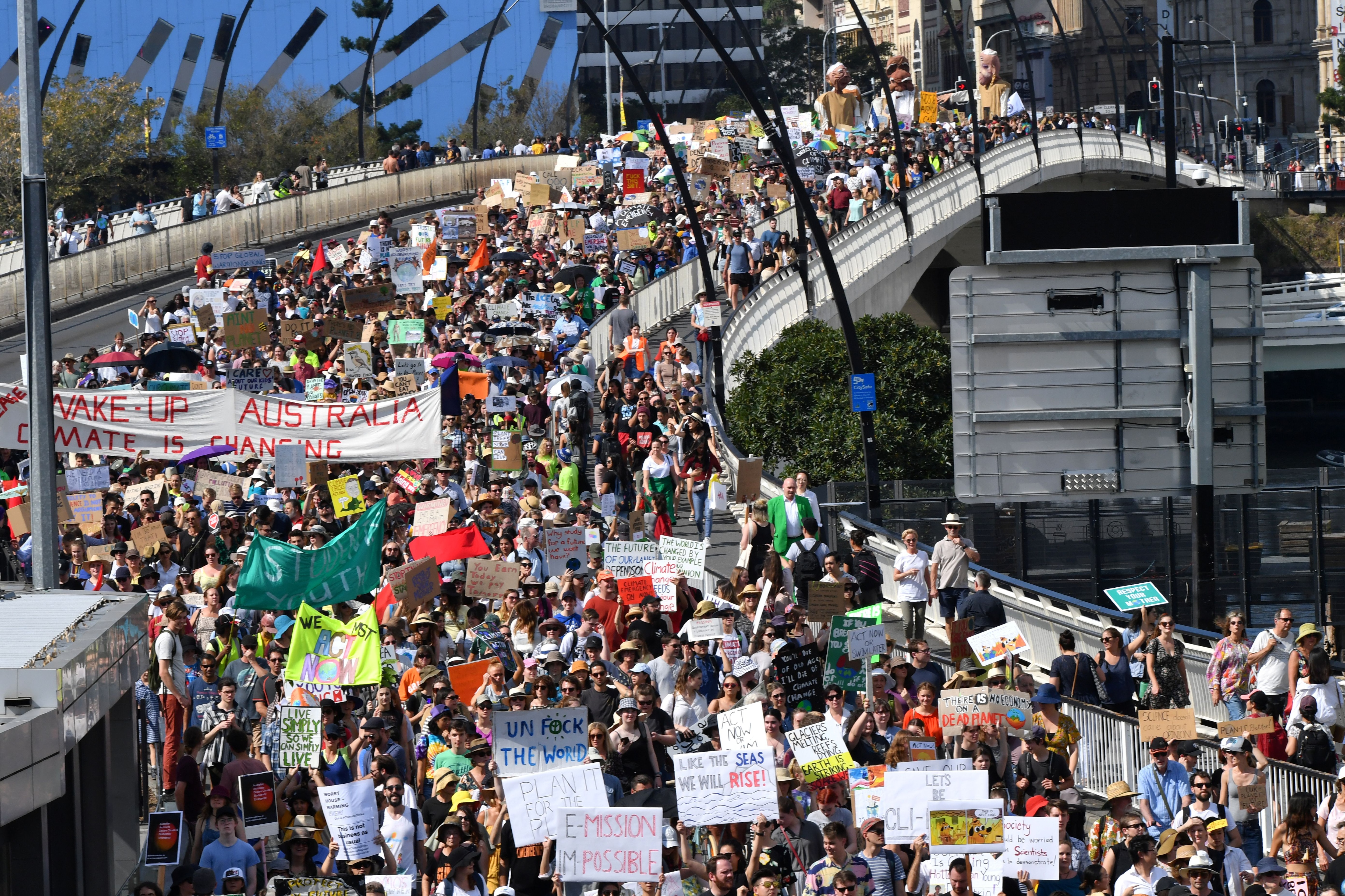 Manifestantes del cambio climático son vistos cruzando el puente Victoria durante la manifestación de la 4ª huelga mundial por el clima en Brisbane, Australia, el 20 de septiembre de 2019. AAP Image/Darren England/via Reuters