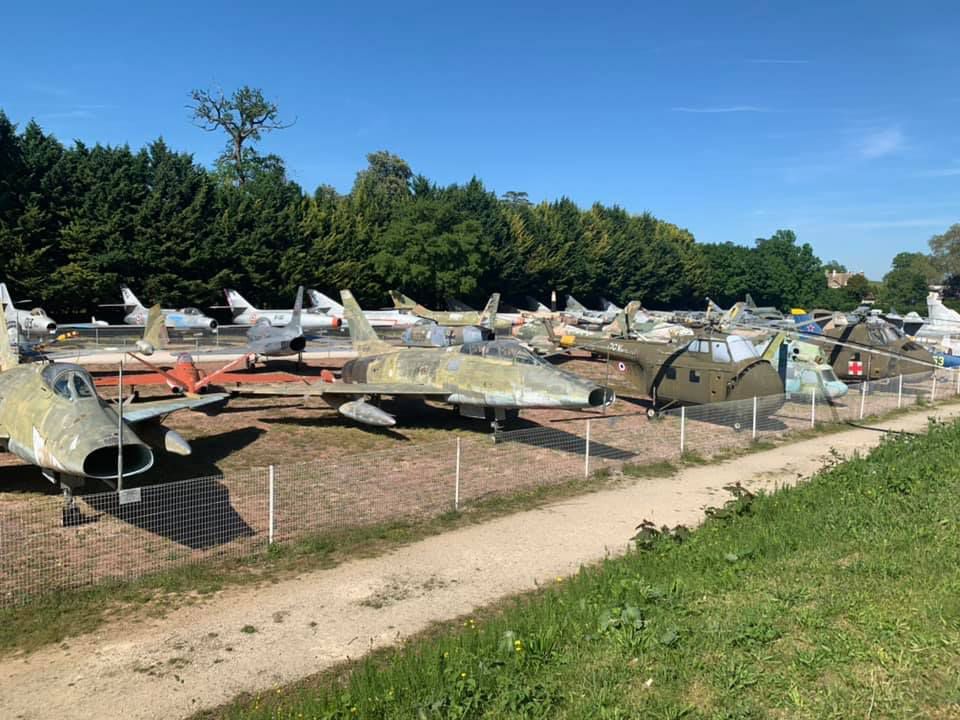 Pont tiene 110 aviones de combate en el “patio de su castillo”:  aeronaves rusas MiGs, Jaguares británicas, y Mirage francesas entre otras.