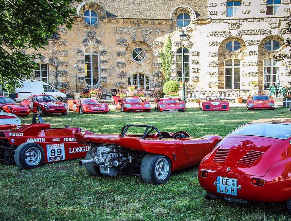 El castillo Chateau de Savigny les Beaune de Bologna luce más de 36 autos clásicos de carrera.
