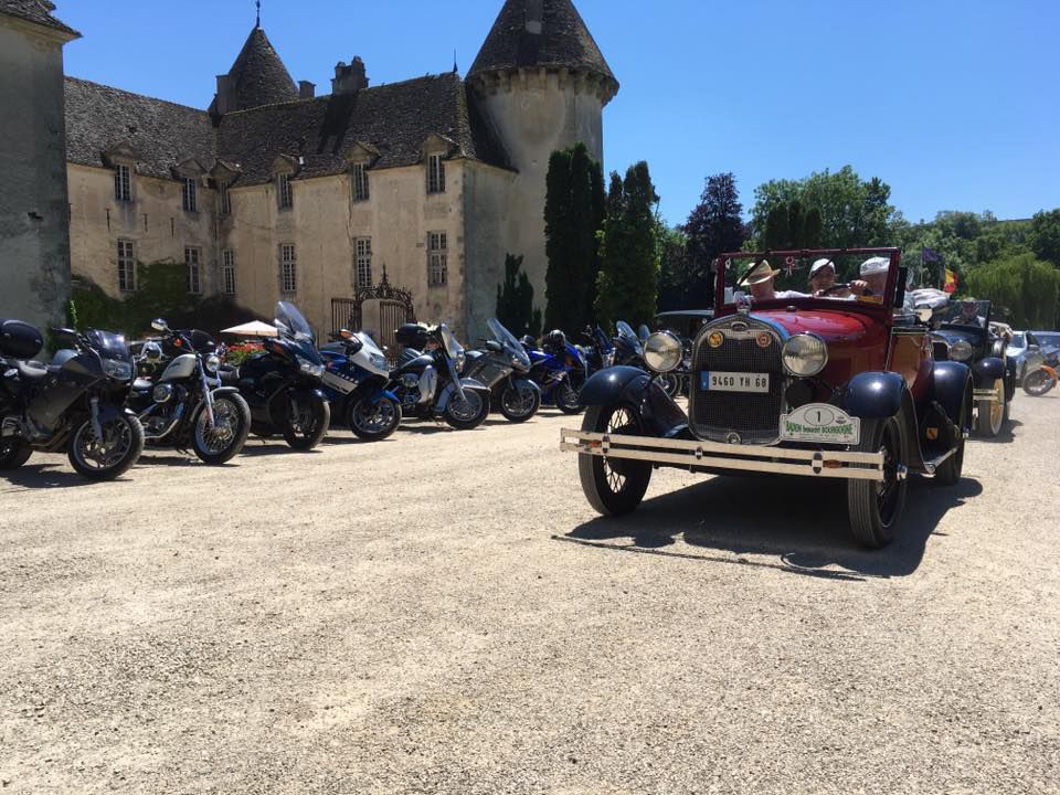 Autos y motos clásicas expuestas en las afueras del Castillo Chateau de Savigny les Beaune