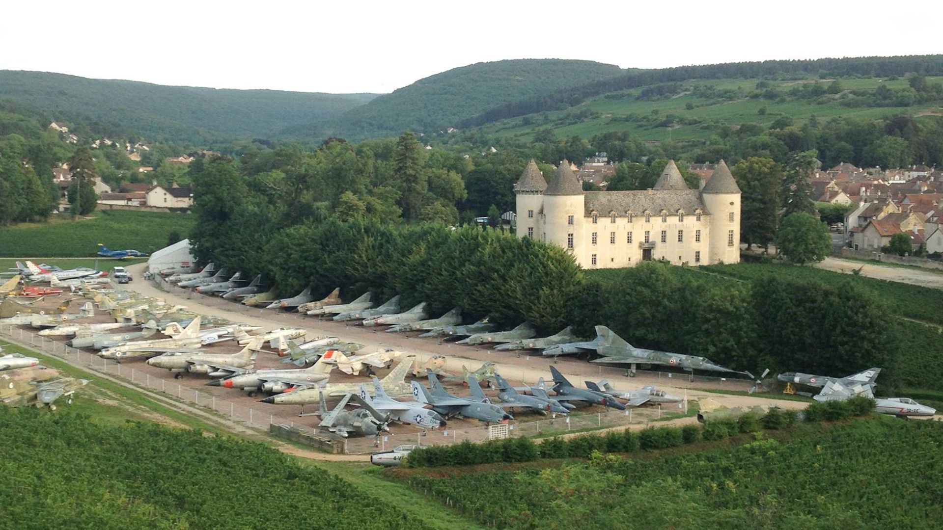 Vista aérea del castillo y las 110 aeronaves de combate.