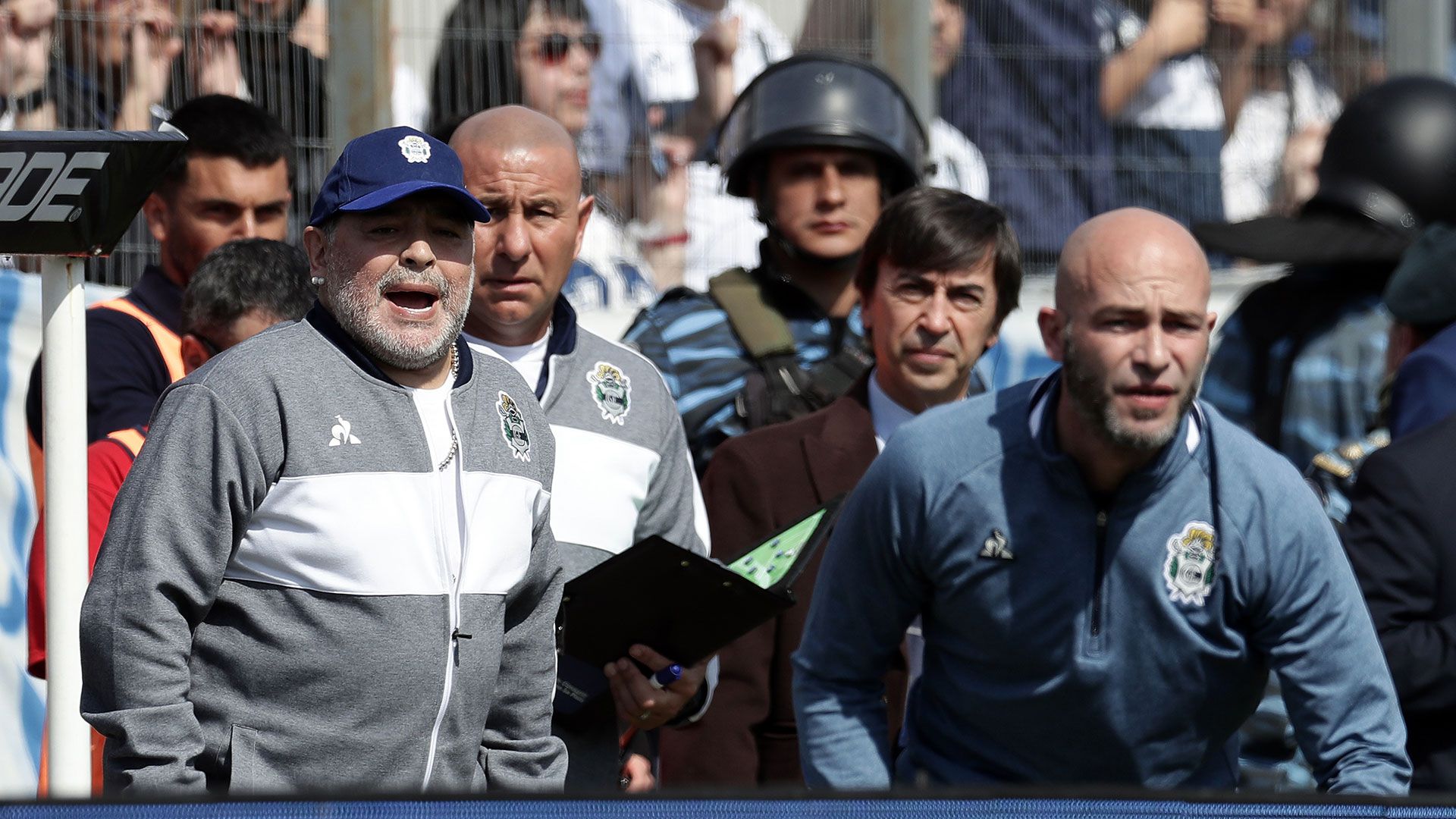 Maradona da indicaciones, junto al Gallego Méndez, su ayudante principal (Foto: AFP)