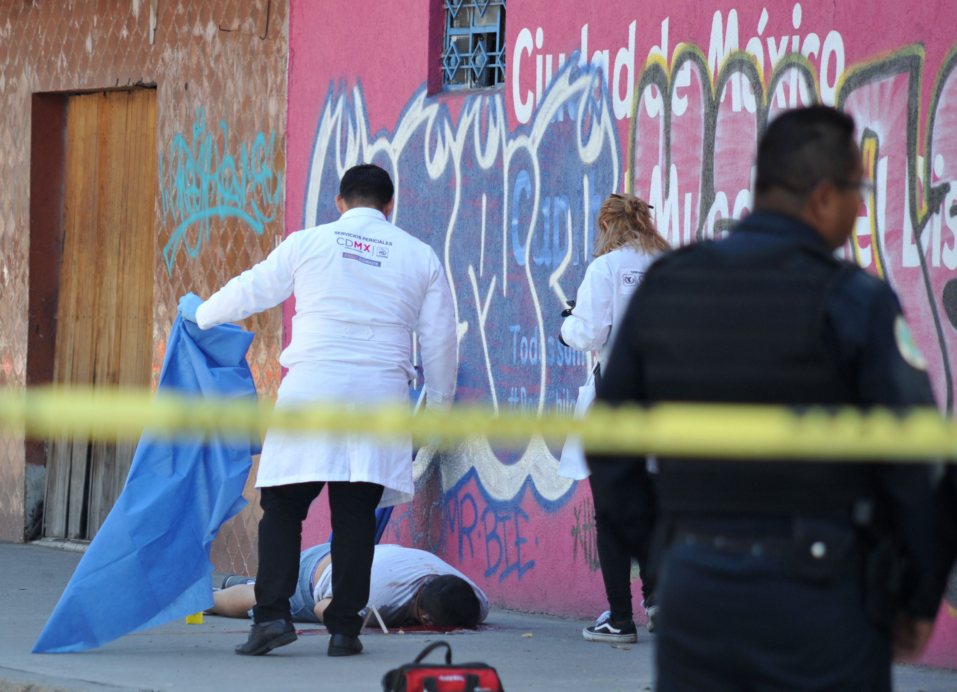 Un hombre fue asesinado a balazos cuando caminaba sobre la banqueta en la lateral de la avenida Oceanía, casi con calle Persia, en la colonia Pensador Mexicano. (FOTO: ISAAC ESQUIVEL /CUARTOSCURO)