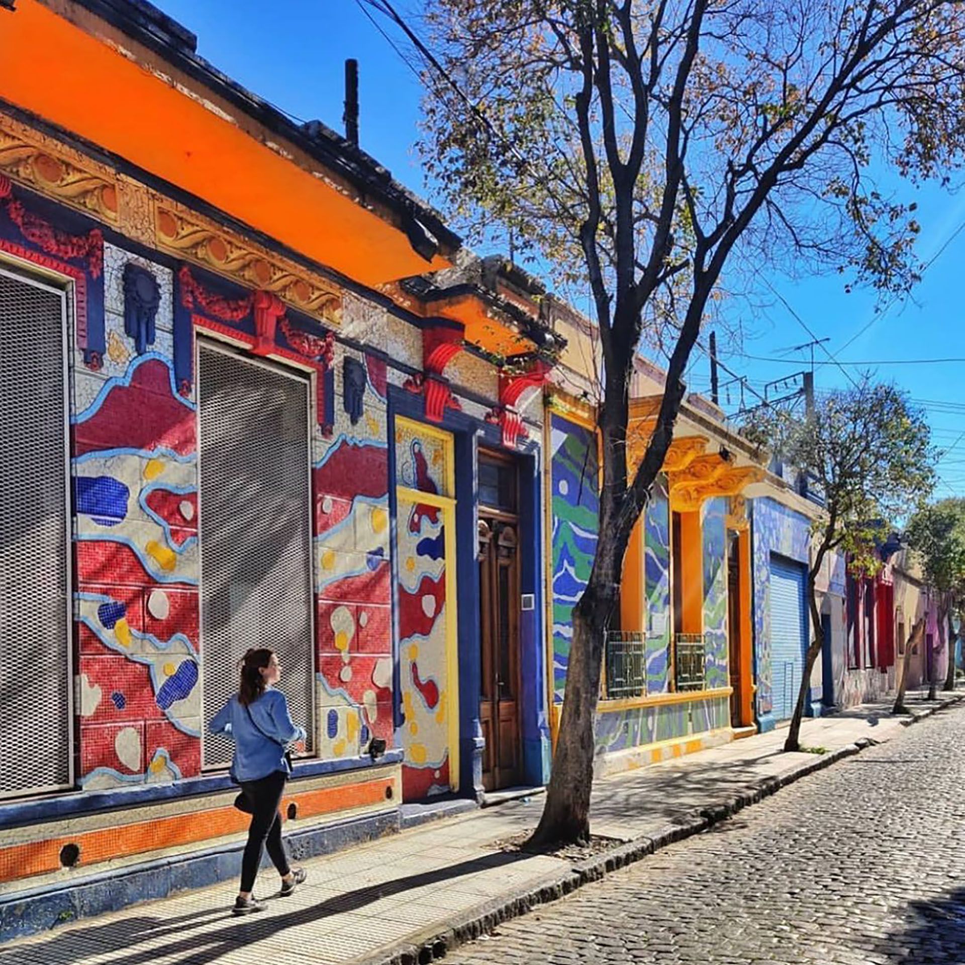 El pasaje Lanín es uno de los más coloridos de la ciudad, esta calle rompe con identidad de espacio asociado al tango (@mylittlebuenosaires)