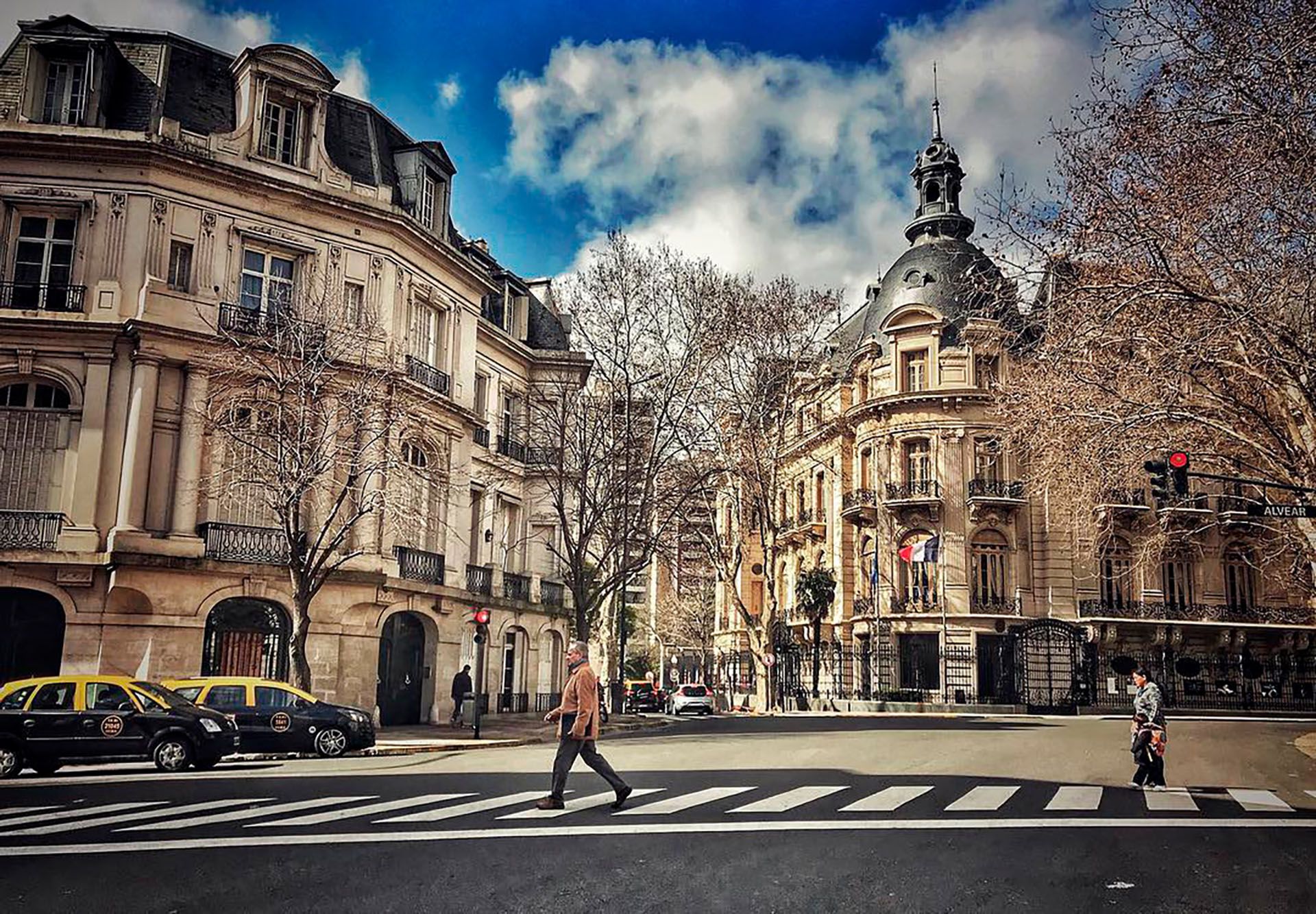 La elegante Avenida Alvear con sus palacios hoy devenidos en embajadas (@2xbuenosaires)