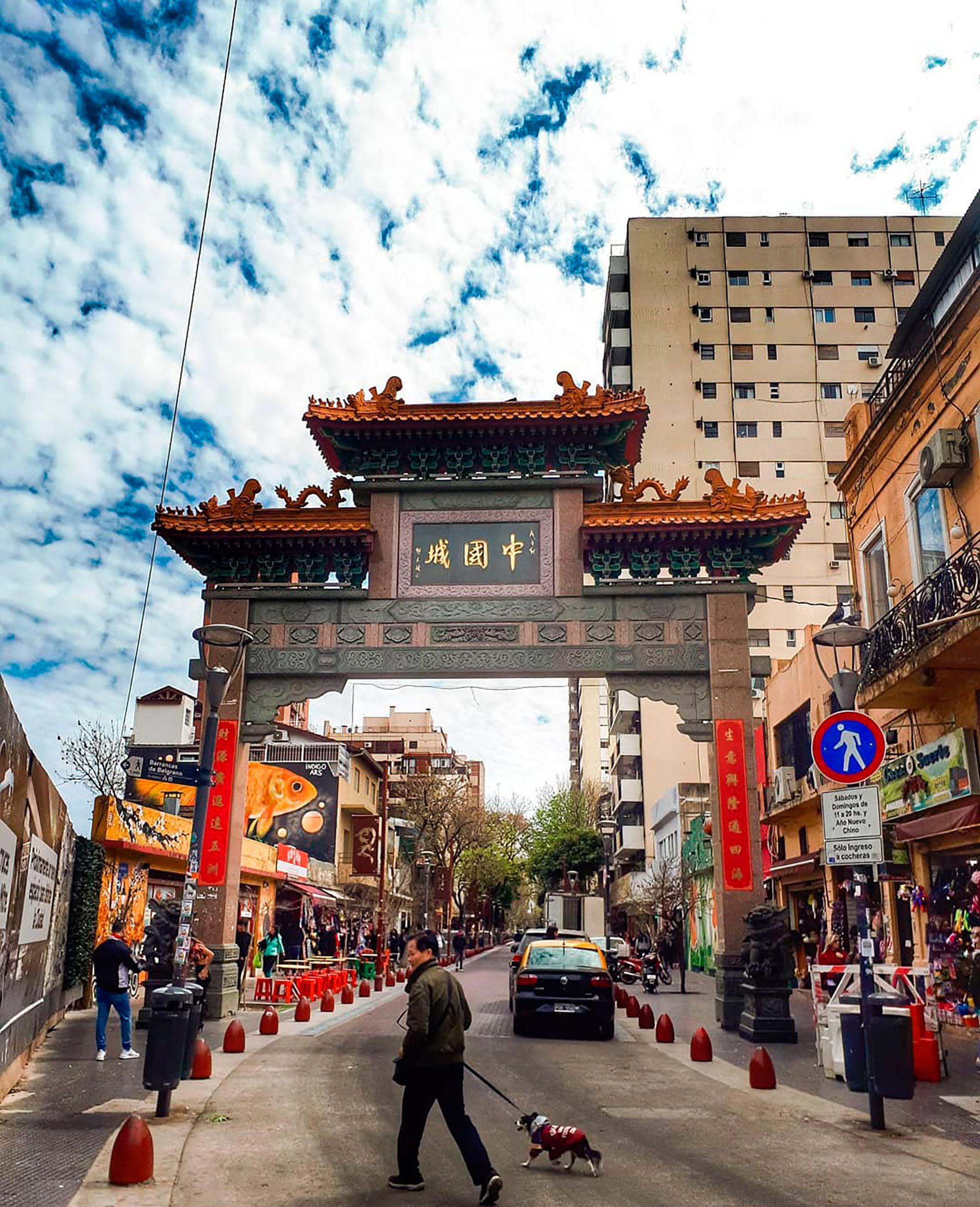 El arco 'chino' da la bienvenida al barrio que fusiona distinas culturas orientales (@rocio.orgoroso)
