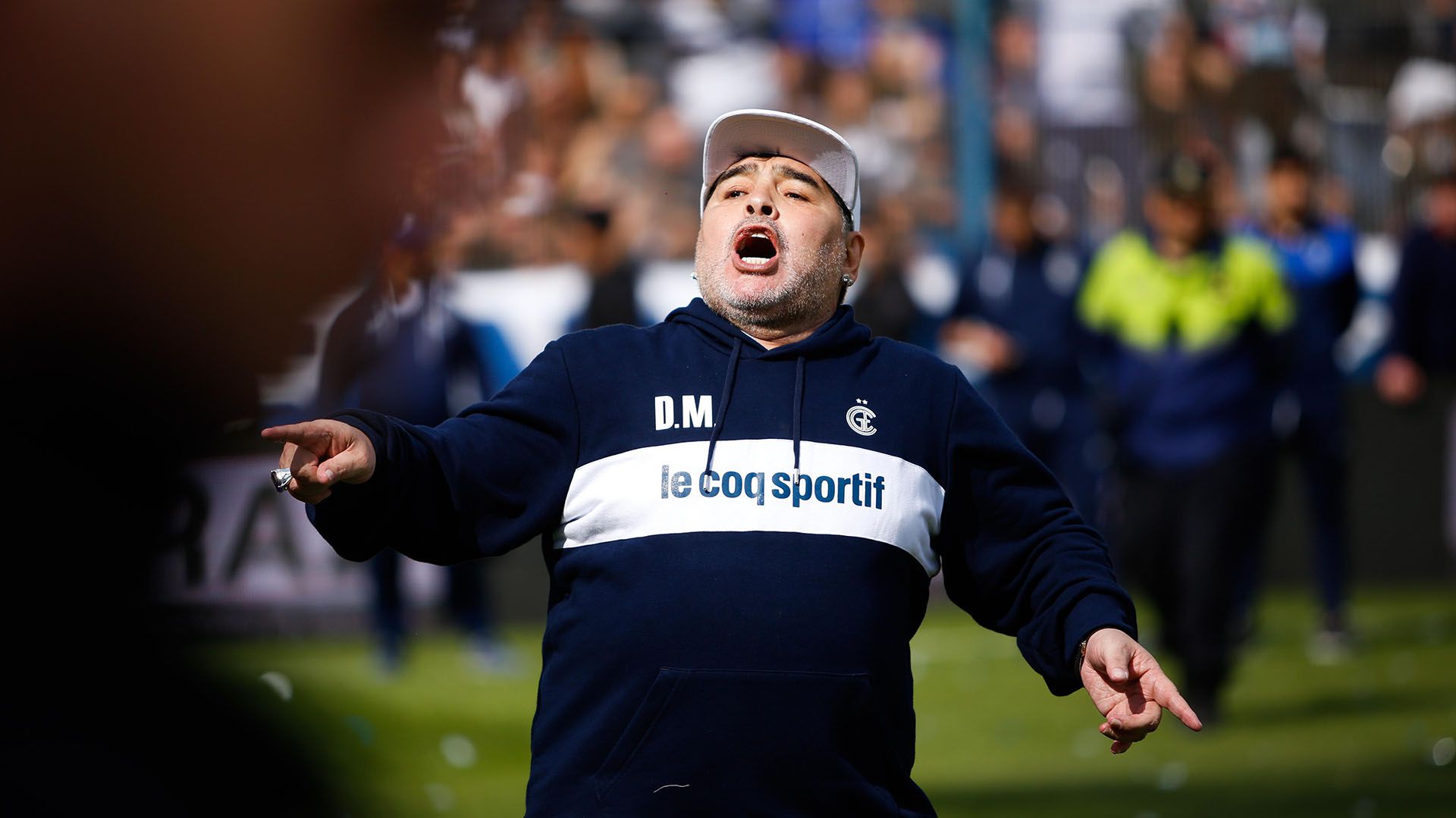 Maradona canta al son del ritmo que baja de las tribunas del Bosque (Foto: Paula Avila)