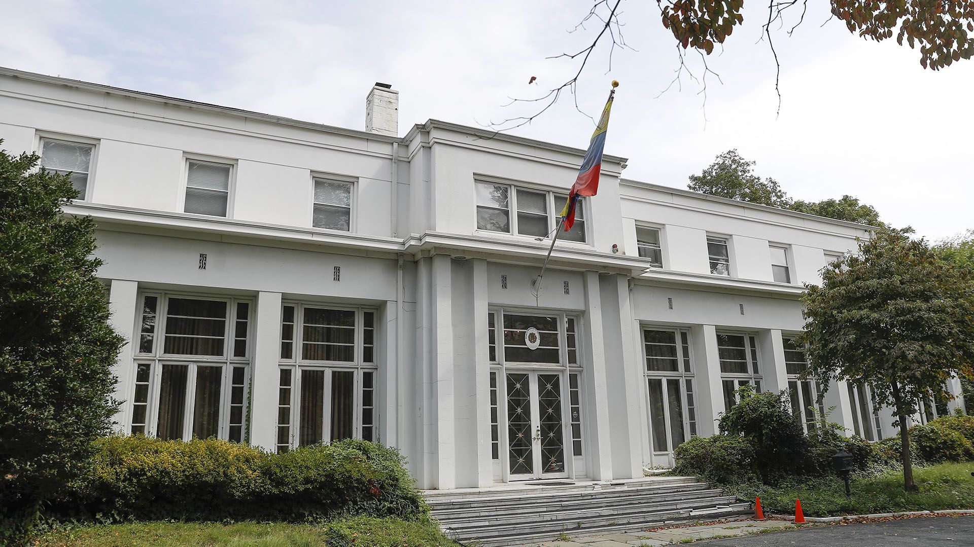 La entrada principal a la residencia del embajador de Venezuela en Washington (AP Photo/Pablo Martinez Monsivais)
