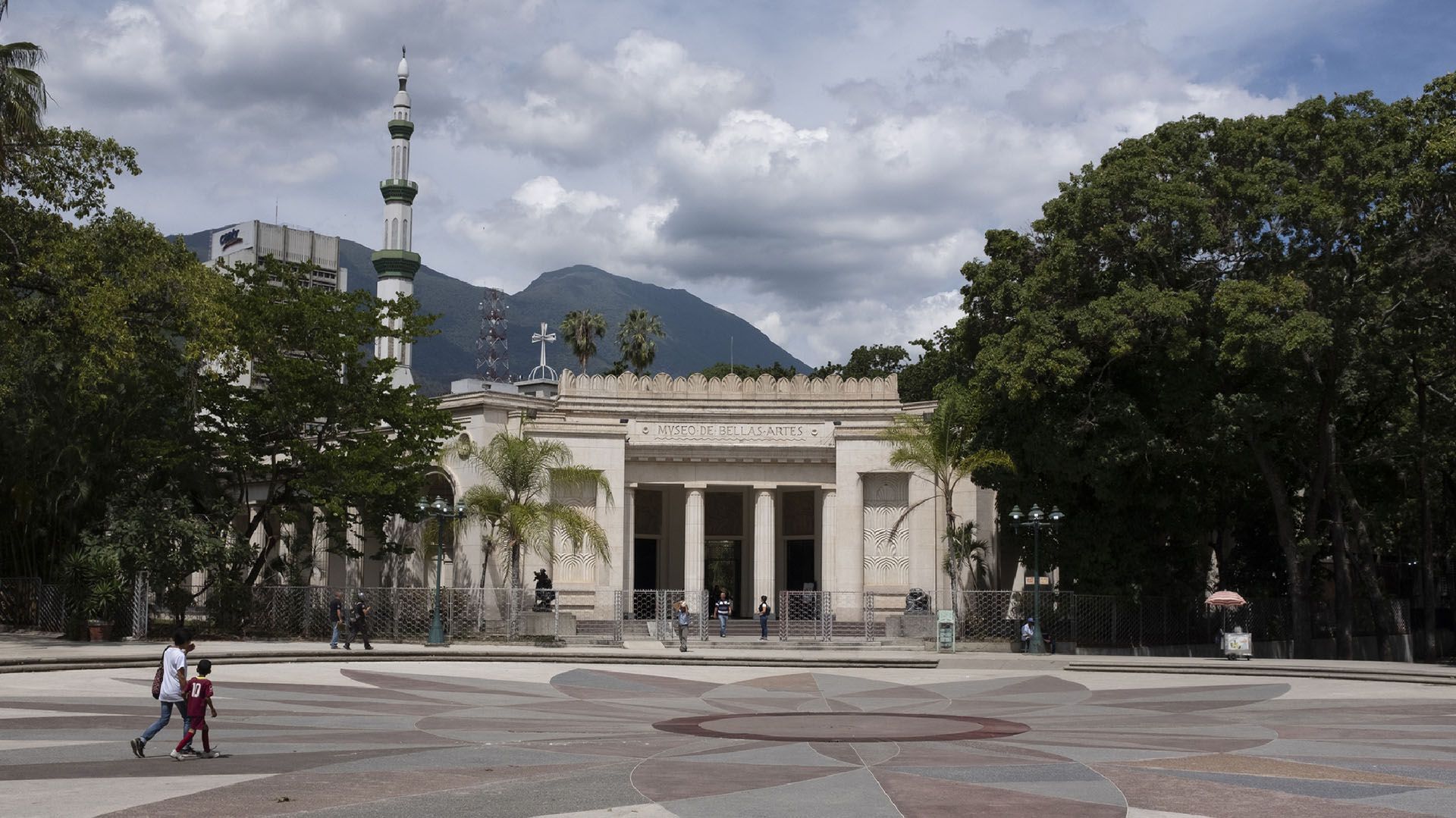 El Museo de Bellas Artes en Caracas. Sólo un tercio de las 18 galerías del museo están abiertas al público; el resto han permanecido cerradas por meses por renovaciones, aunque no se ve ninguna remodelación en curso (AP Foto/Andrea Hernández Briceño)