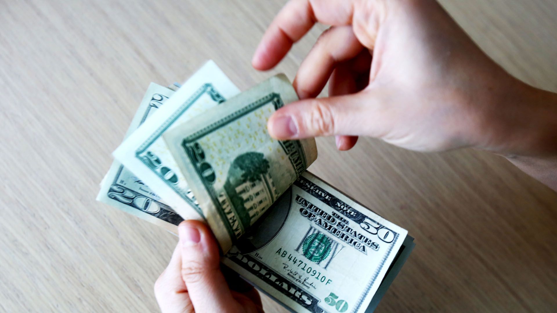 Avance del dólar el día después de las nuevas medidas de control (Shutterstock)