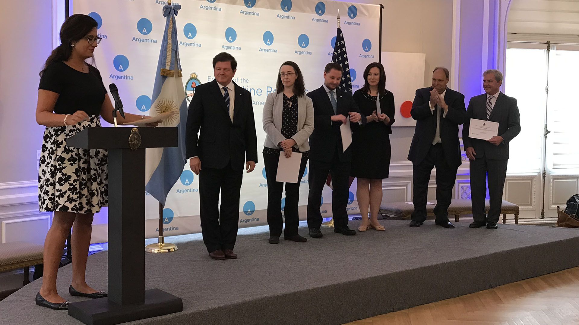 El embajador argentino en Estados Unidos, Fernando Oris de Roa, encabezó la ceremonia en la que el Gobierno argentino reconoció el esfuerzo para desclasificar los archivos de la dictadura