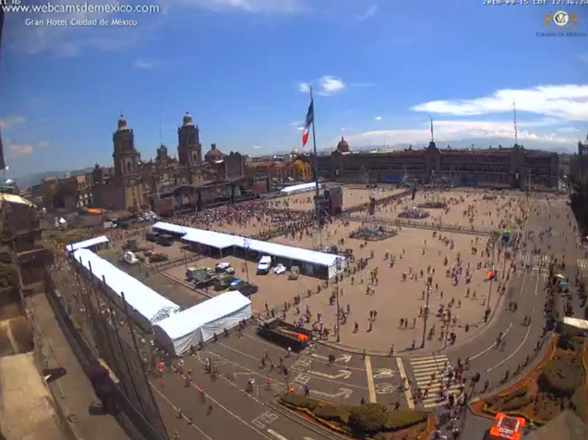 Las personas han comenzado a llegar al Zócalo de la Ciudad de México (Foto: Webcams de México)