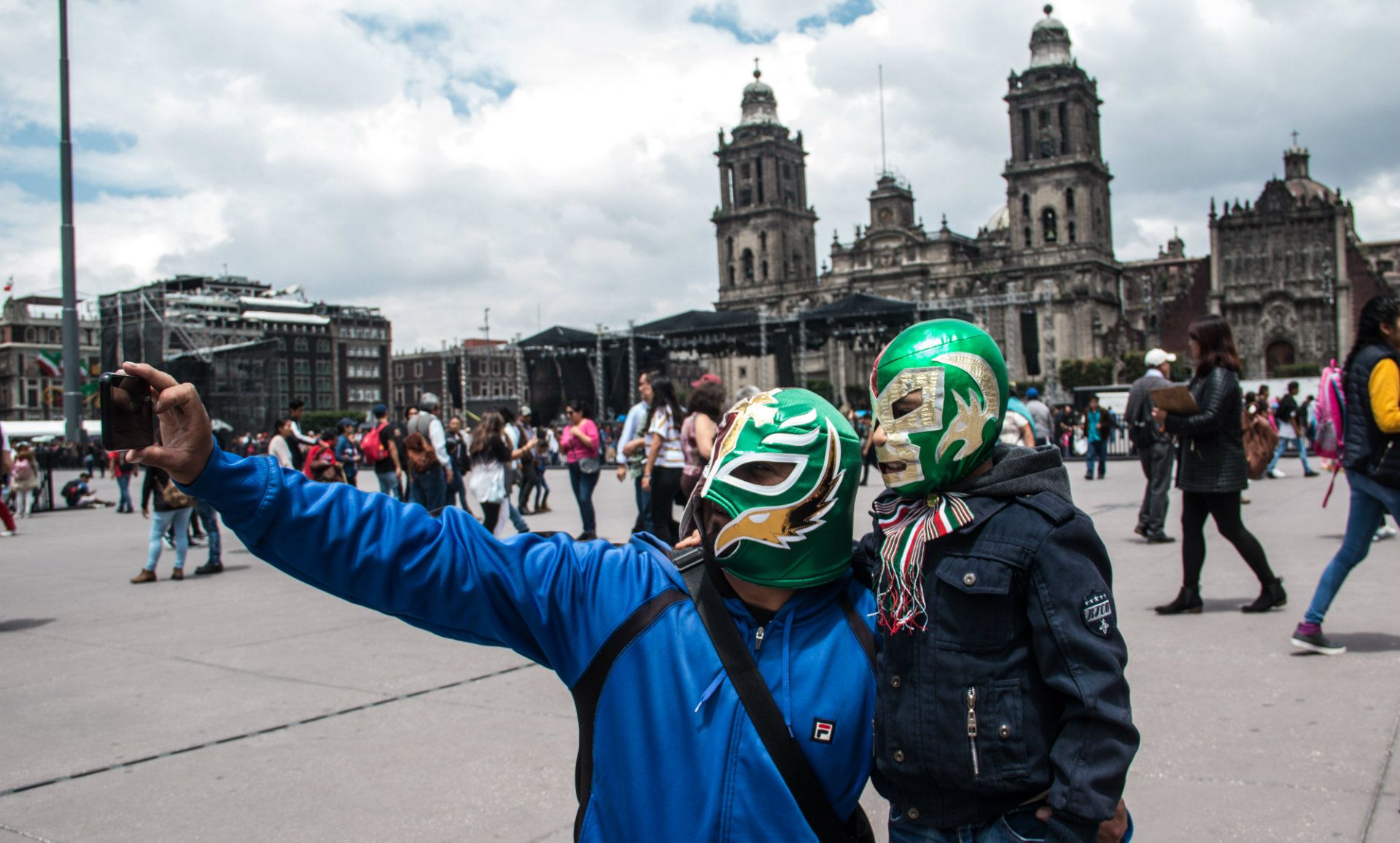 Visitantes en el Zócalo previo a los festejos por el Grito de Independencia (Foto: Andrea Murcia/ Cuartoscuro)