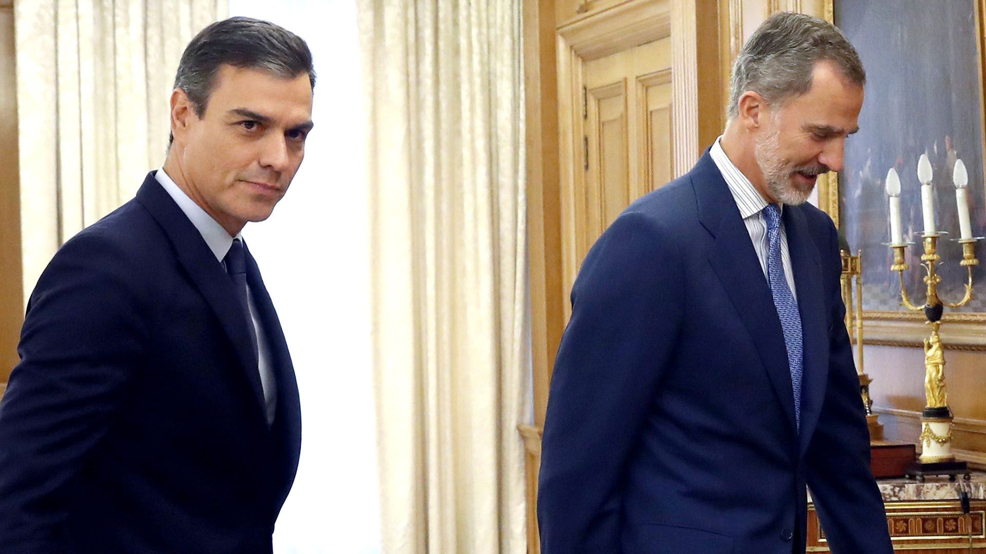 El Rey Felipe de España y el presidente Pedro Sánchez caminan antes de su reunión este martes en el Palacio de la Zarzuela en Madrid (Andrés Ballesteros/Piscina a través de REUTERS)