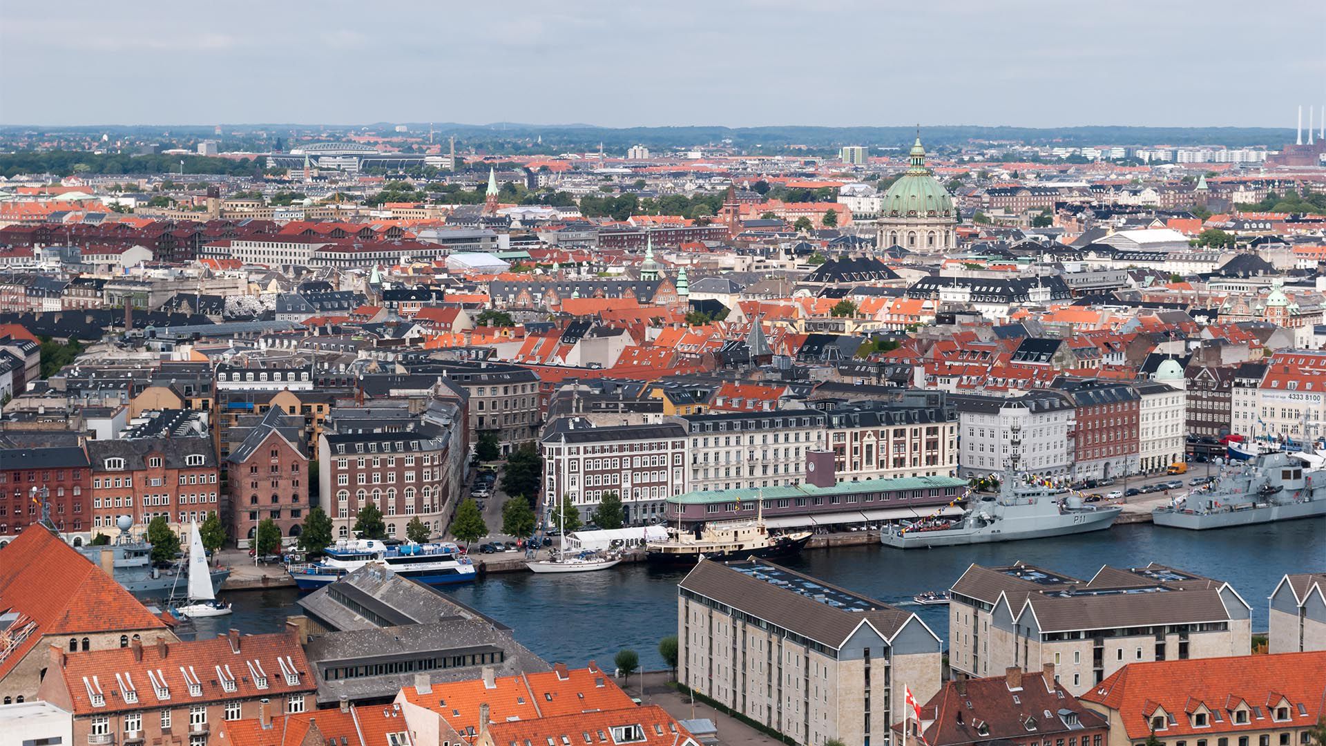 Copenhague es una ciudad relativamente segura y es más segura en muchos niveles que otras ciudades europeas o americanas. Sin embargo, sigue siendo una urbe, por lo que hay que tomar precauciones para la seguridad