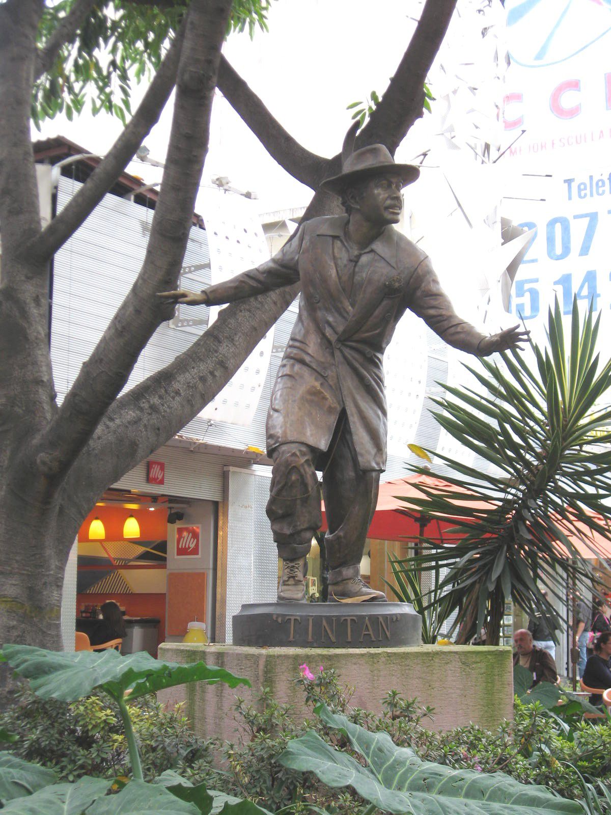 Una estatua de “Tin Tan” sigue recordando al cómico en la Zona Rosa (Foto: Wikipedia)