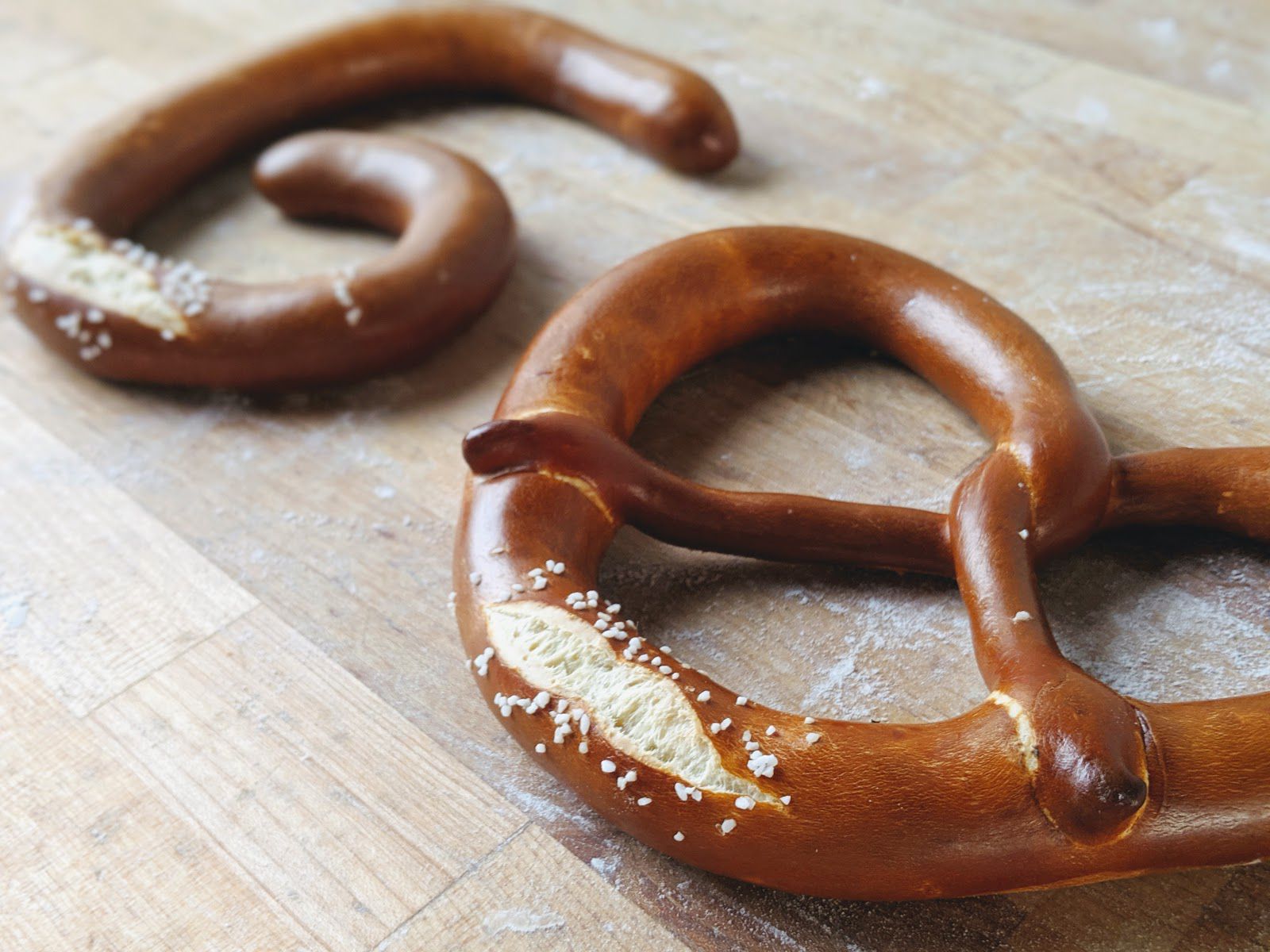 La forma en corazón y con un nudo en medio es una de las características más reconocibles de los pretzels (Foto: Google)