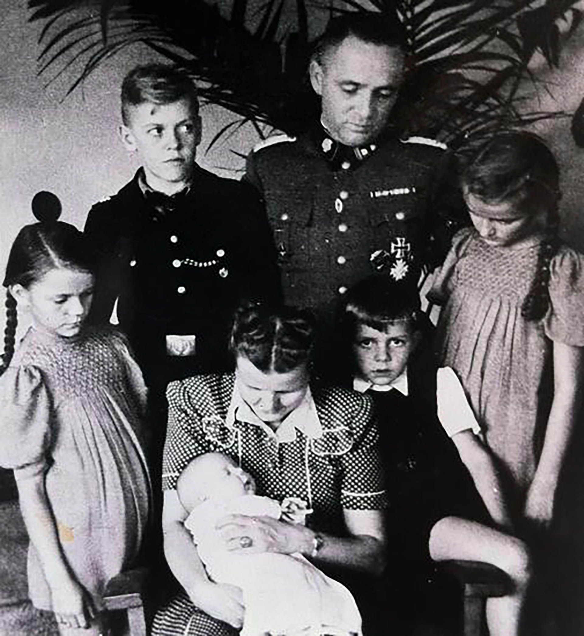 Hoss, una de las máximas autoridades de Auschwitz, con su familia