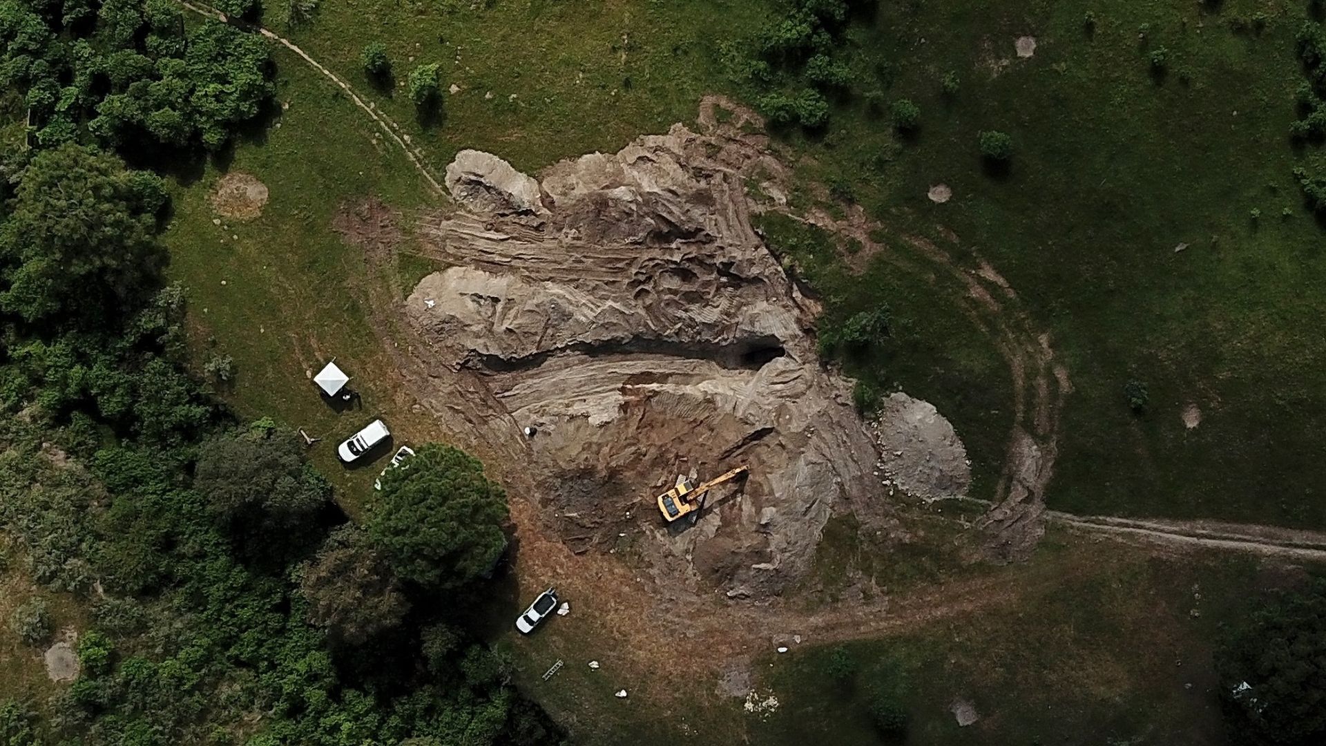Los peritos siguen trabajando en los restos humanos hallados en la fosa de Zapopan (Foto: AFP)