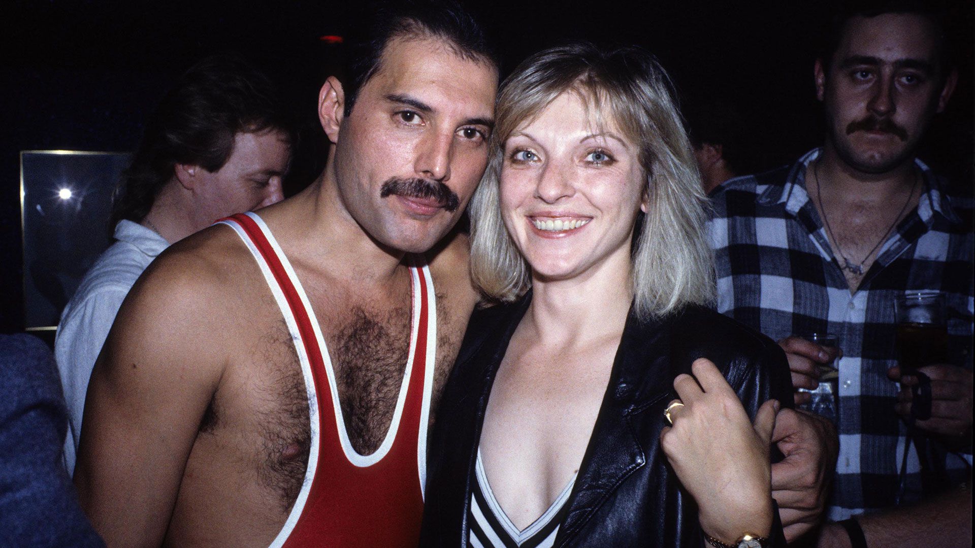Freddie Mercury y Mary Austin durante el cumpleaños número 38 del cantante (Grosby)