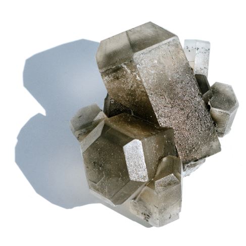 Según Jim Fairfield, de la Sociedad de Gemas y Minerales, este pedazo de hanksita fue “uno de los especímenes más bellos” de ese mineral debido a su claridad y el corte plano. Credit Brian Guido para The New York Times