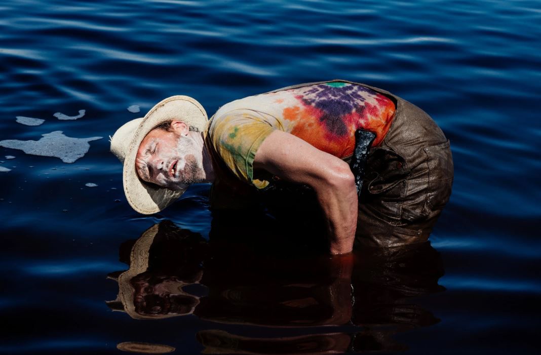 Reeve Peterson, un comerciante de gemas, busca cristales de halita al fondo de un lago de Trona, California.CreditBrian Guido para The New York Times
