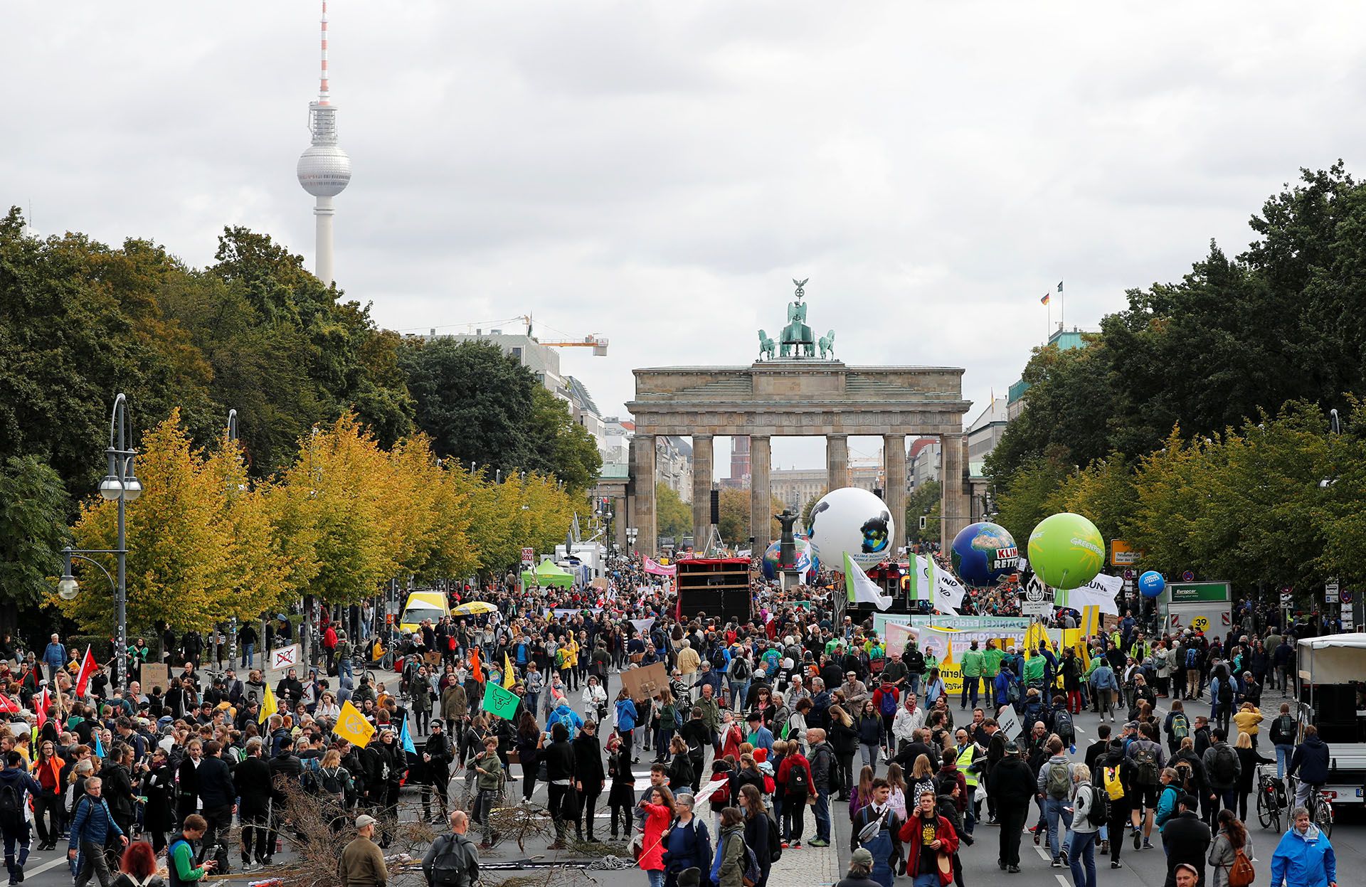 La gente se reúne frente a la Puerta de Brandenburgo para manifestarse (REUTERS/Fabrizio Bensch)