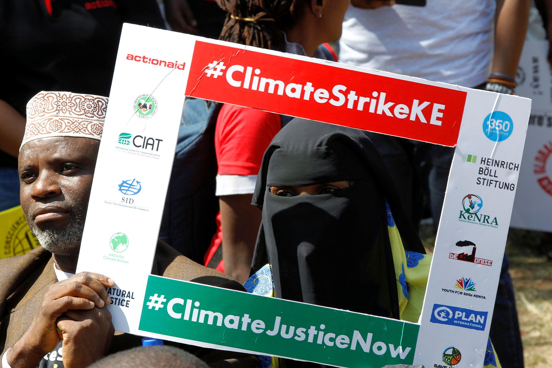 Activistas medioambientales se hacen tomar una foto en la protesta que llama a la acción sobre el cambio climático, en Nairobi, Kenia (REUTERS/Njeri Mwangi)