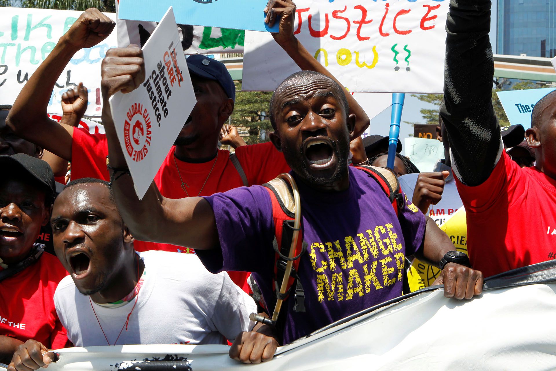 Jóvenes marchan portando pancartas en la huelga climática realizada en Nairobi (REUTERS/Njeri Mwangi.)