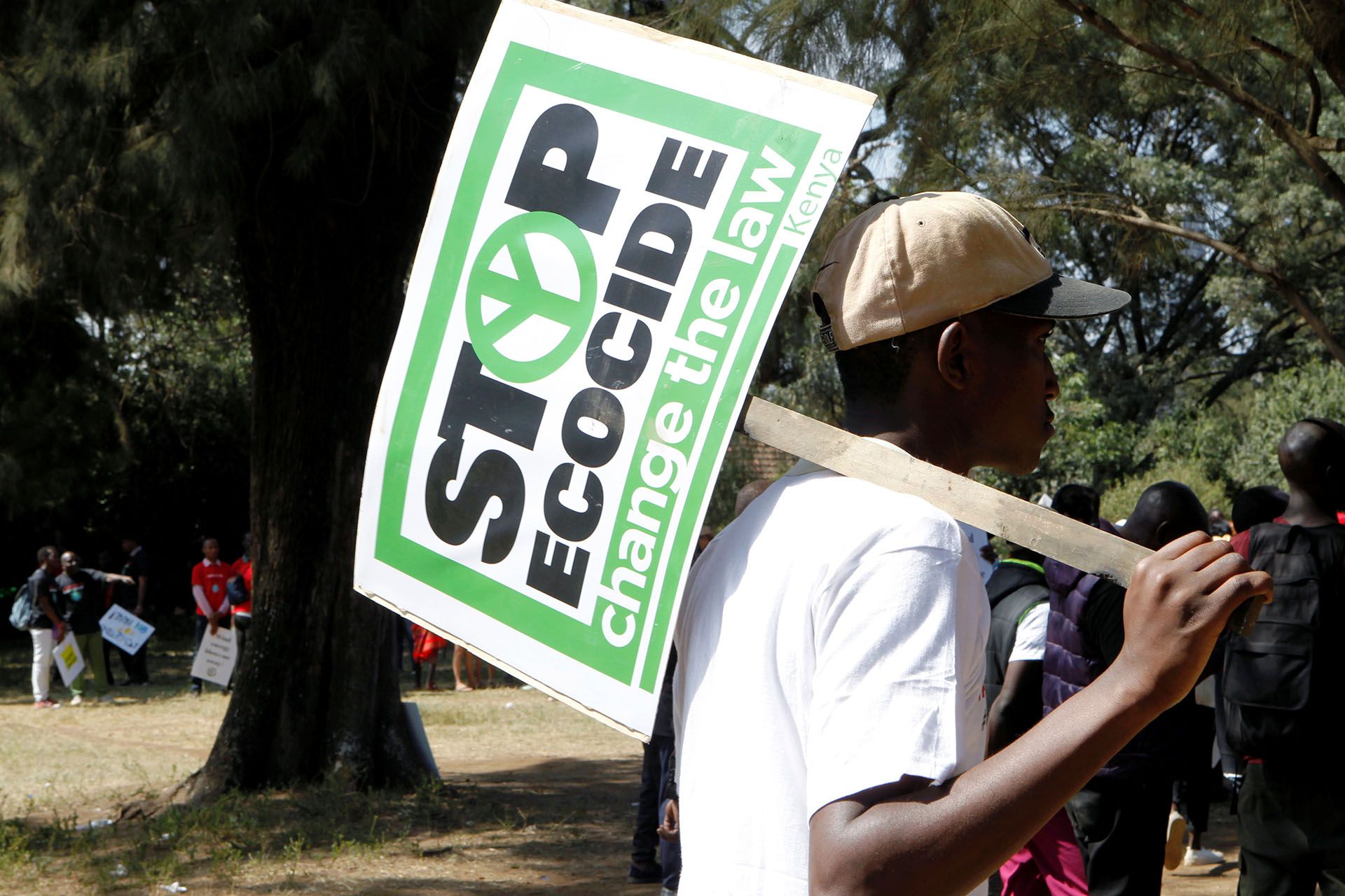 “Detengan el ecocidio” dice el cartel que lleva uno de los manifestantes en Nairobi (REUTERS/Njeri Mwangi)