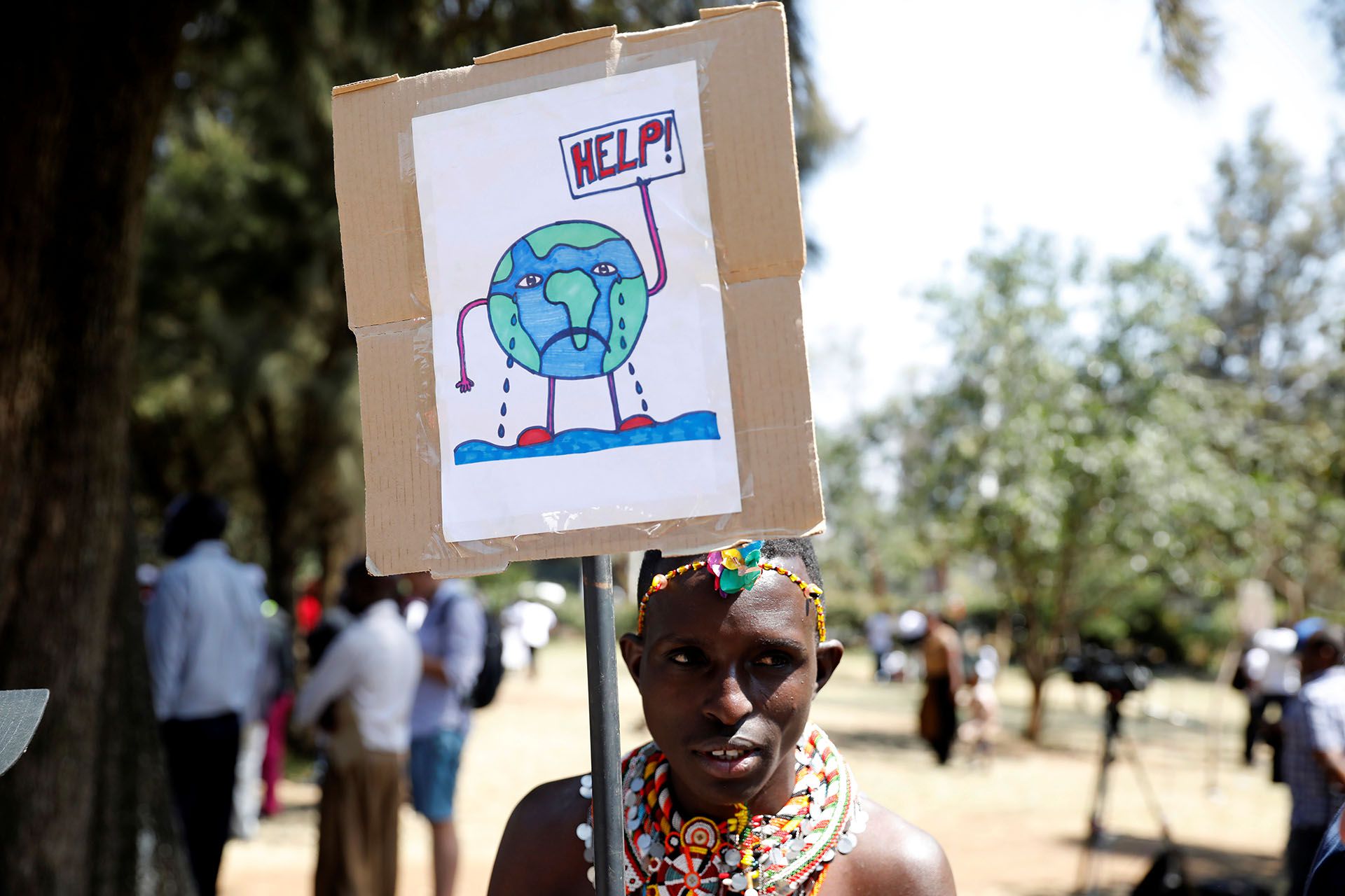 Un activista ambiental vestido con ropa tradicional sostiene un letrero en la huelga climática global celebrada en Kenia (REUTERS/Baz Ratner)