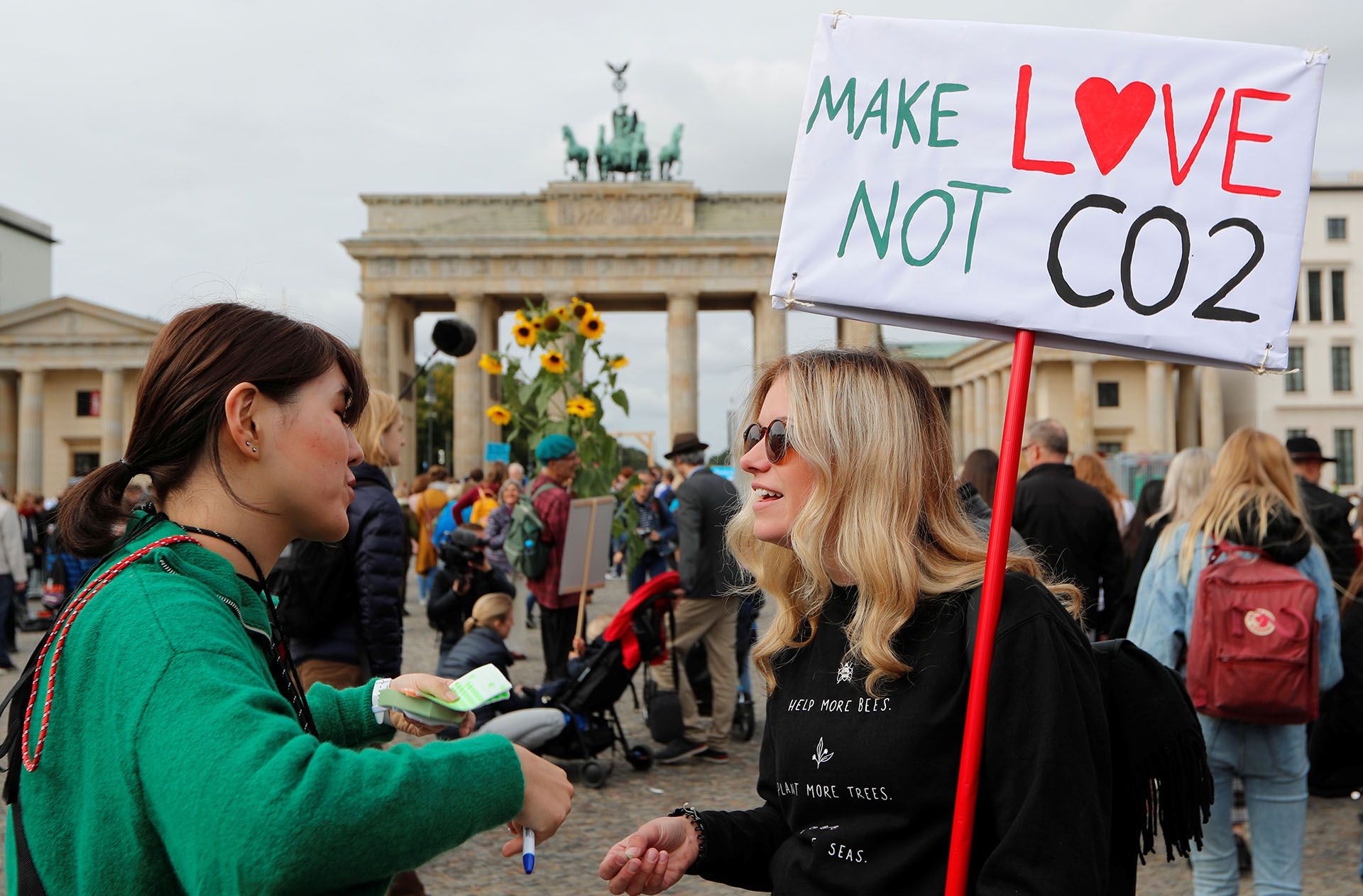 “Hagamos el amor, no dióxido de carbono”, dice el cartel sostenido por una joven alemana (REUTERS/Fabrizio Bensch)