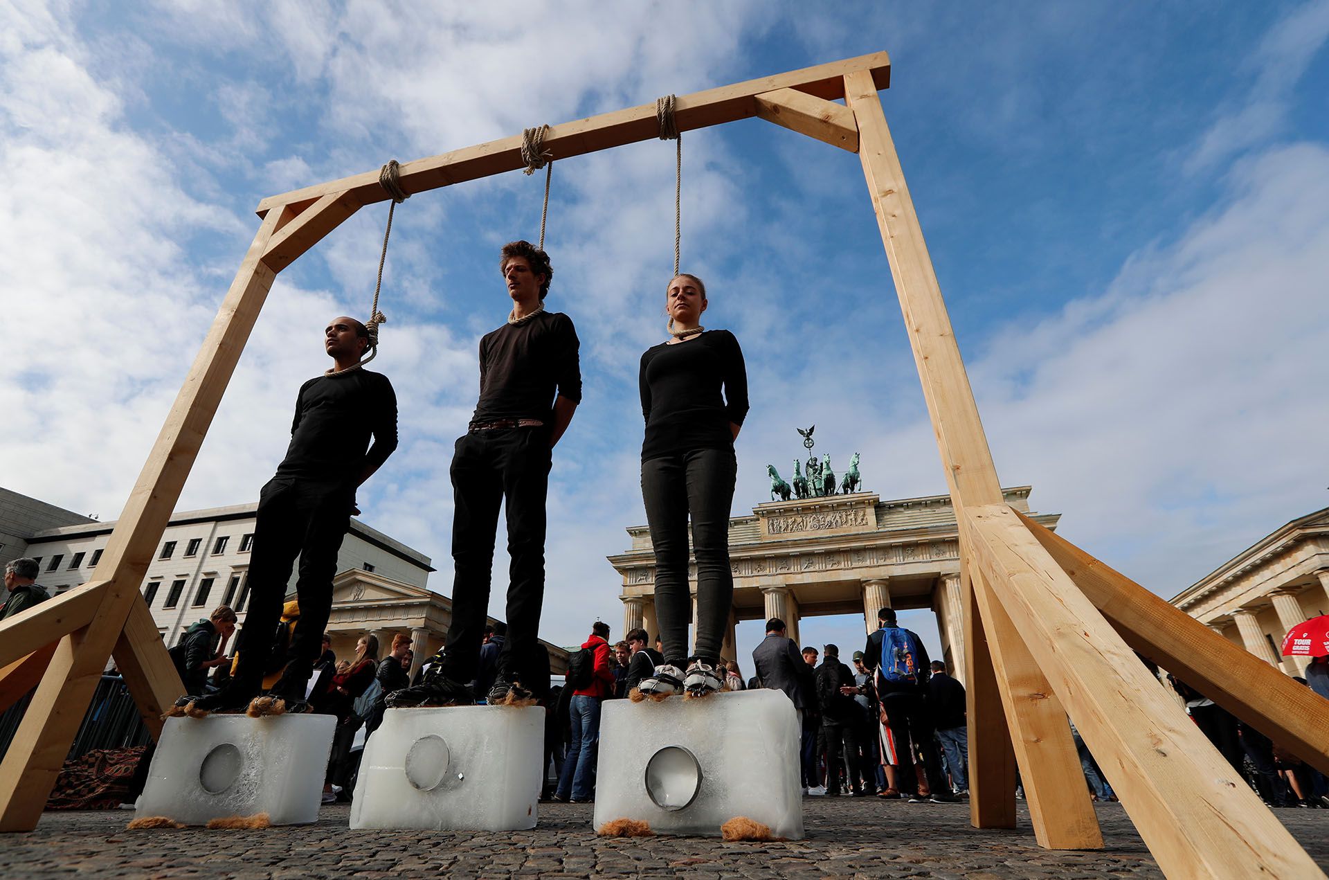 Activistas de pie sobre bloques de hielo bajo una horca improvisada en el marco de la Huelga Climática Global en Berlín (REUTERS/Fabrizio Bensch)