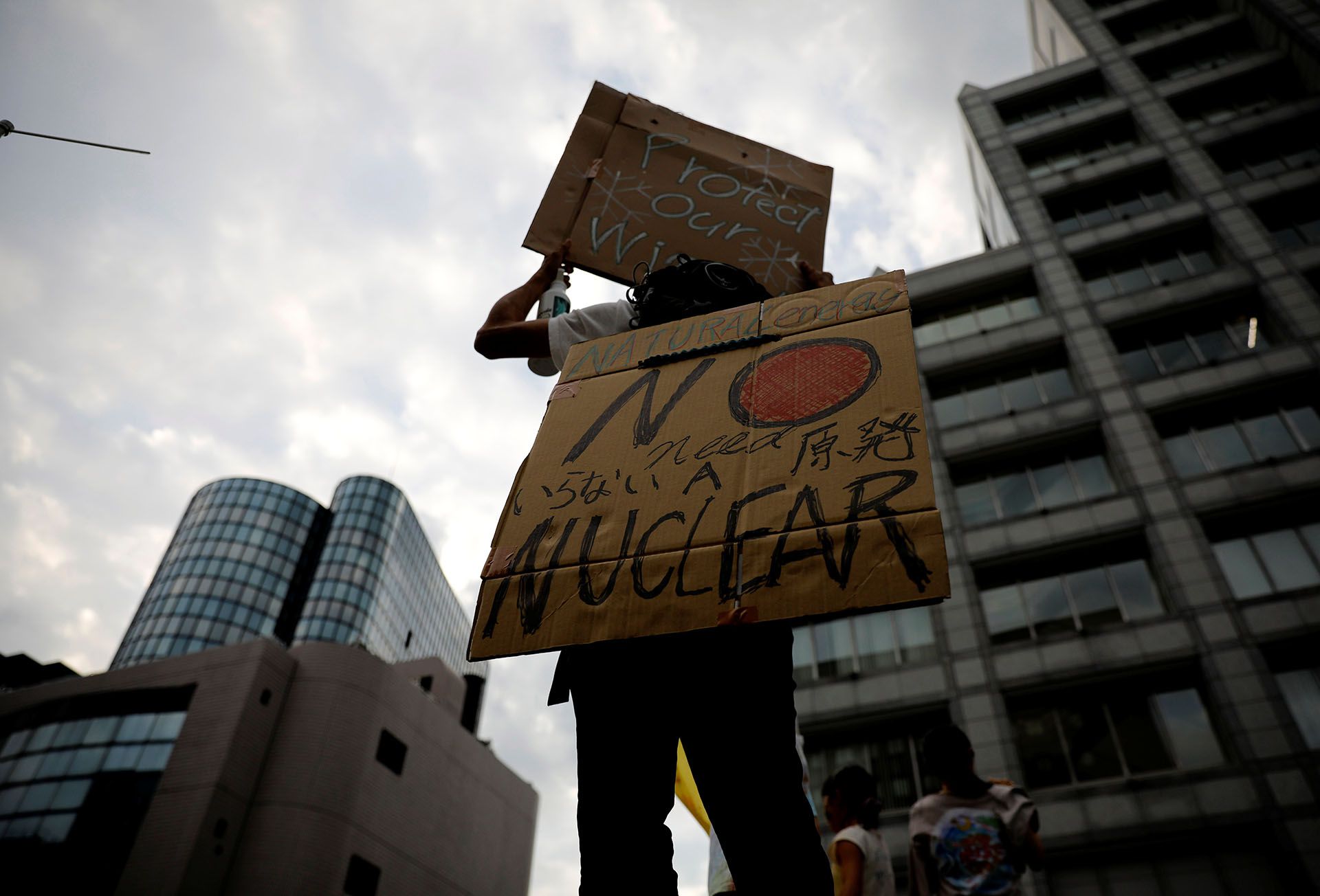 Un hombre sostiene un cartel en la versión japonesa de la Huelga Climática Mundial (REUTERS/Kim Kyung-Hoon)