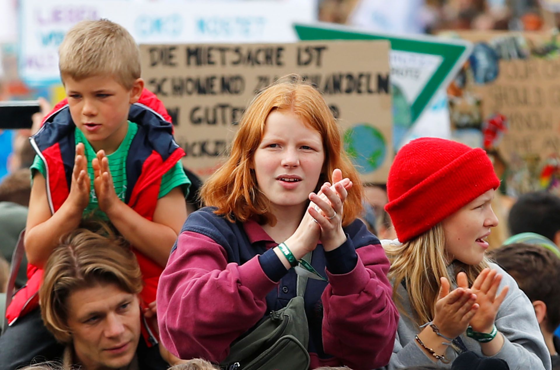 Niños y niñas participan este viernes en la Huelga Climática Mundial del movimiento Viernes por el Futuro, en Berlín, Alemania (REUTERS/Hannibal Hanschke)