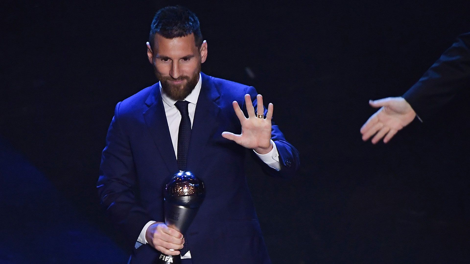 Messi, con el premio que le faltaba: se suma a los cinco Balones de Oro que ya ostentaba en la vitrina (Foto: AFP)